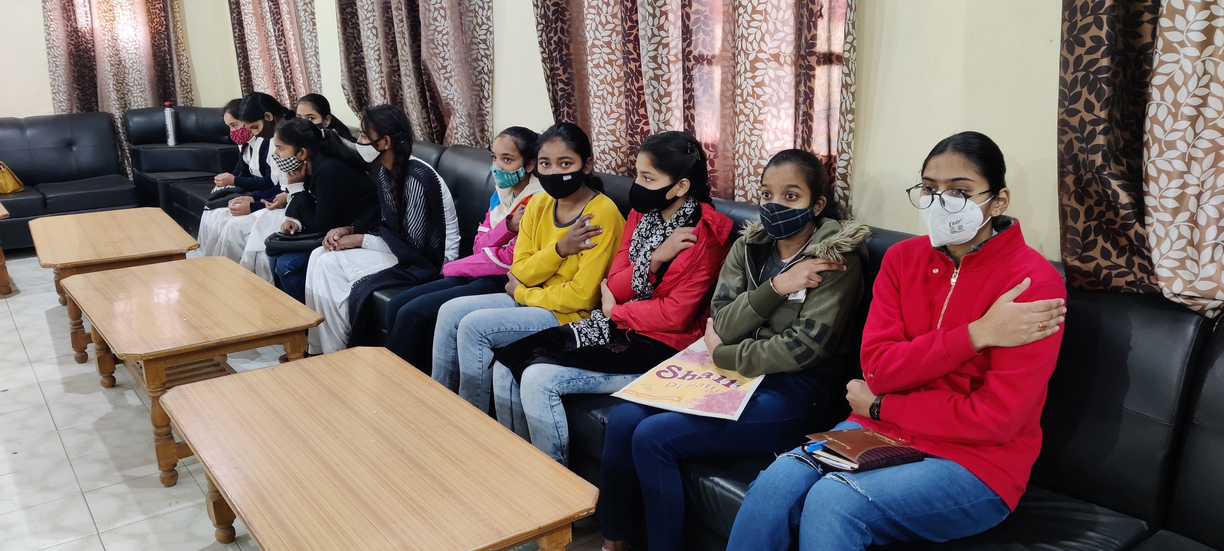 उधमपुर गर्ल्स हायर सेकेंडरी स्कूल में वैक्सीन लगवाती छात्राएं एवं वैक्सीनेट हो चुकी छात्राएं न? उधमपुर गर्ल्स हायर सेकेंडरी स्कूल में वैक्सीन लगवाती छात्राएं एवं वैक्सीनेट हो चुकी छात्राएं न?