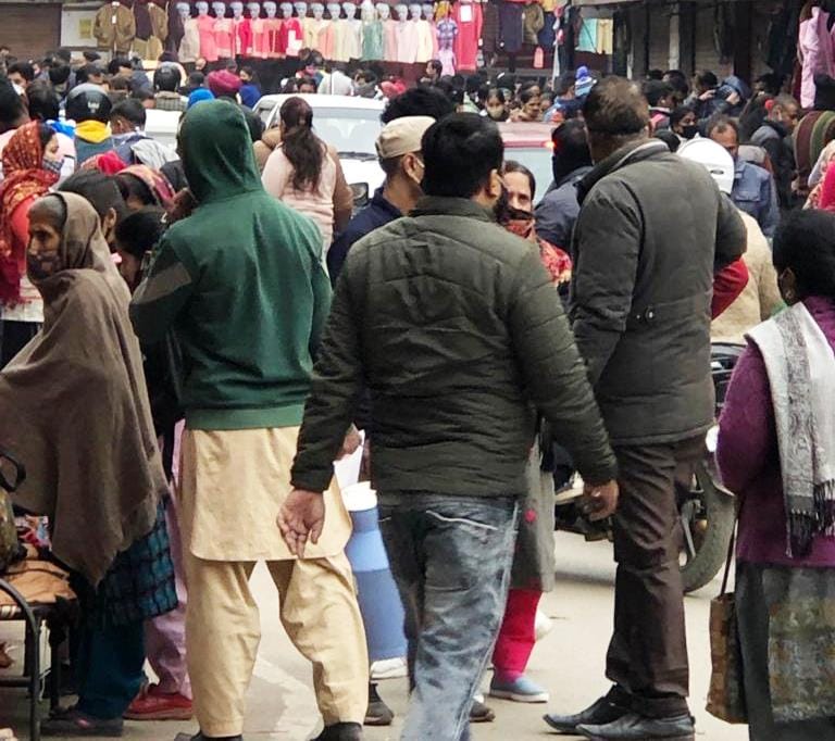 उधमपुर में मंडे मार्किट मे लगी भीड़। उधमपुर में मंडे मार्किट मे लगी भीड़।