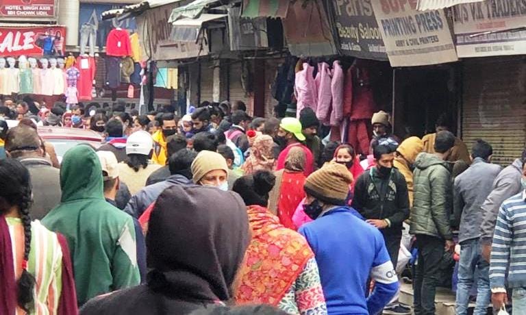 उधमपुर में मंडे मार्किट मे लगी भीड़। उधमपुर में मंडे मार्किट मे लगी भीड़।