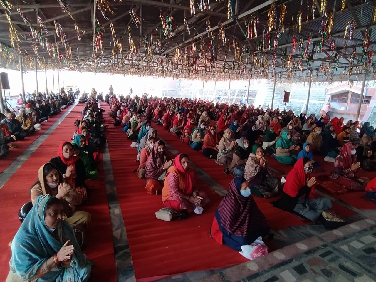 उधमपुर के उमाला में सत्संग में प्रवचन करते संत सुभाष शास्त्री व कथा सुनते श्रद्धालु उधमपुर के उमाला में सत्संग में प्रवचन करते संत सुभाष शास्त्री व कथा सुनते श्रद्धालु