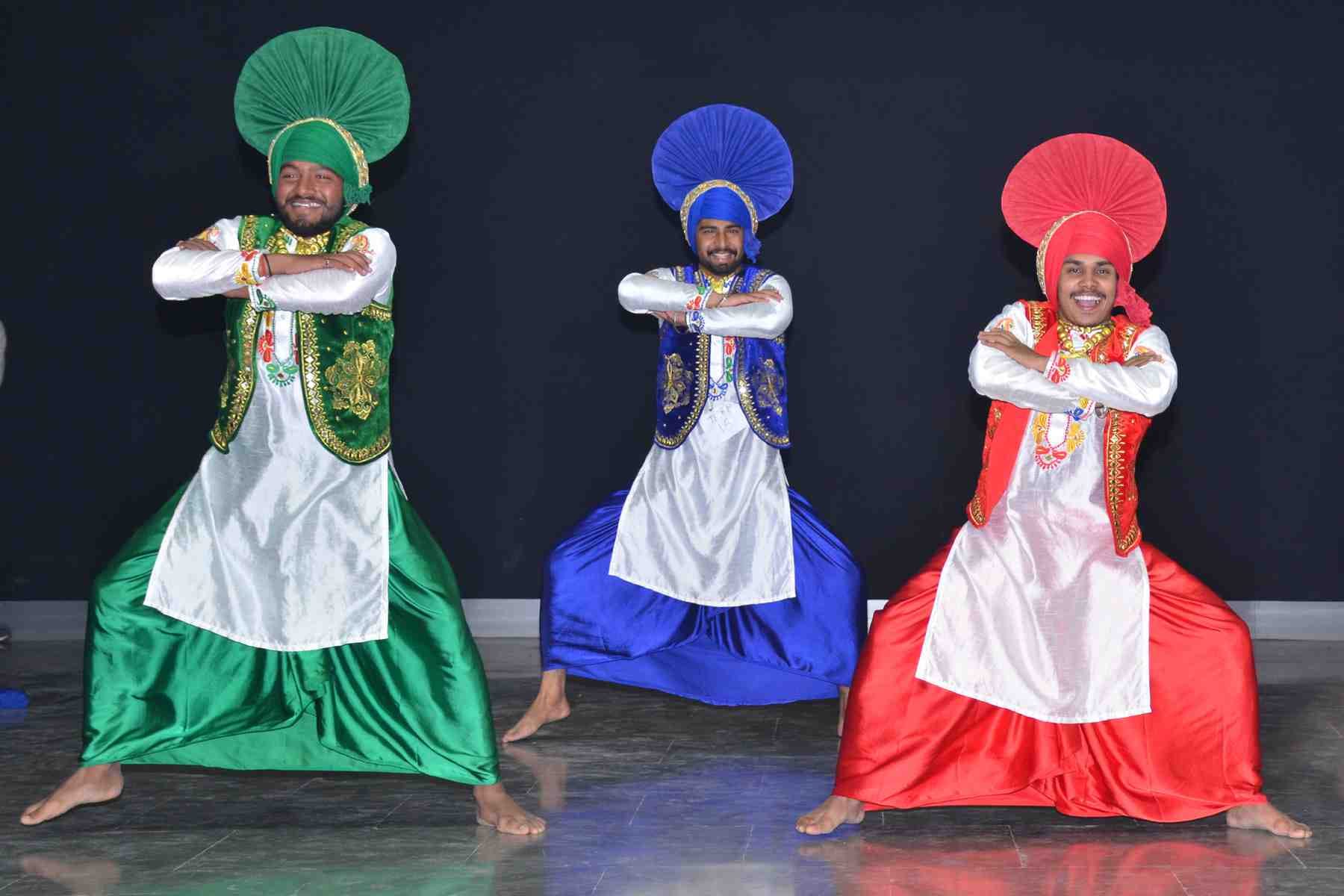 कार्यक्रम में भांगड़ा की प्रस्तुति देते छात्र।  संवाद