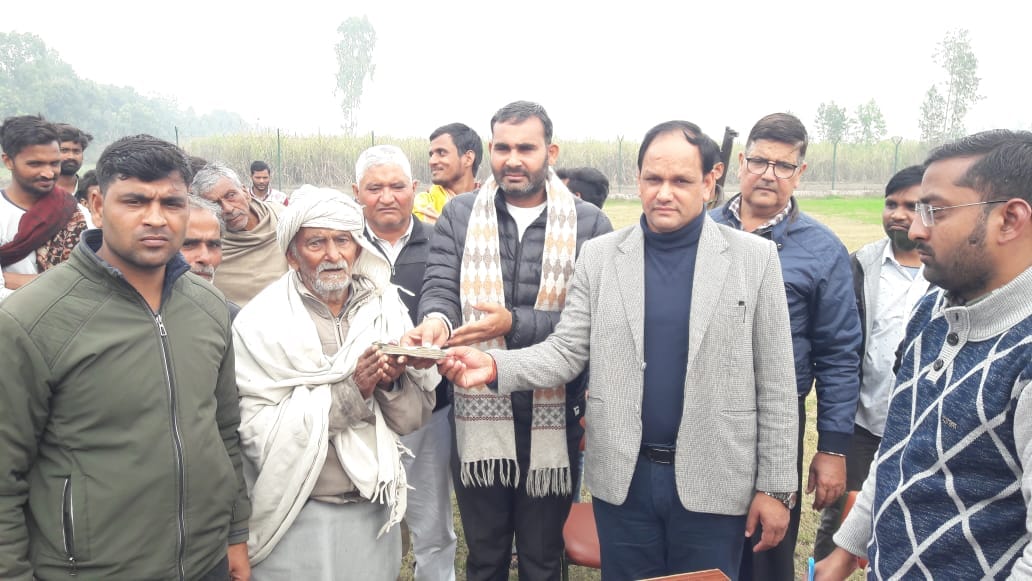 मुजफ्फरनगर : खेड़ी राजपूतान में किसान को मुआवजा देते एसडीएम।