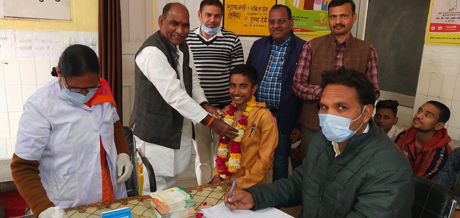 -डकोर में टीकाकरण कराने आए किशोरों को माला पहनाते सदर विधायक गौरीशंकर वर्मा। -डकोर में टीकाकरण कराने आए किशोरों को माला पहनाते सदर विधायक गौरीशंकर वर्मा।