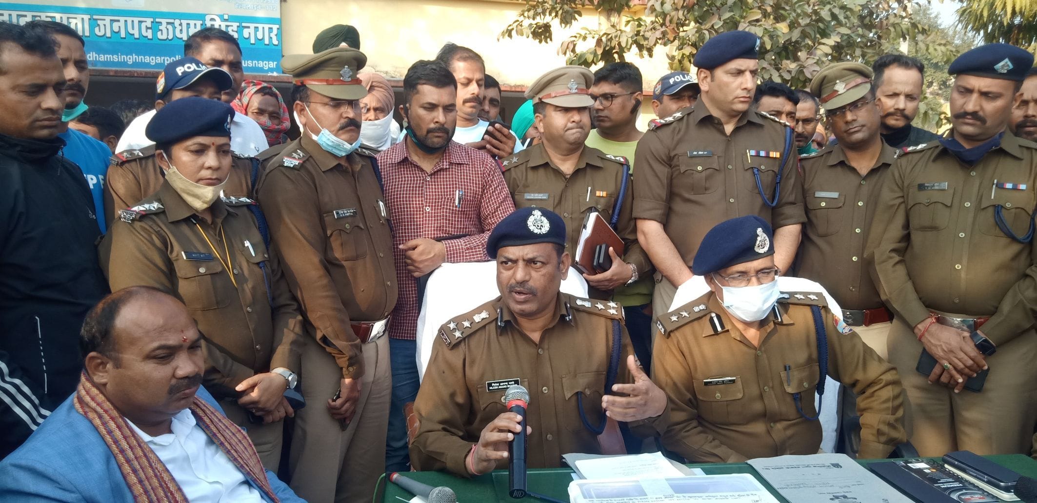 नानकमत्ता में चौहरा हत्याकांड पर्दाफाश करते डीआईजी डॉ. नीलेश आनंद भरणे व एसएसपी डीएस कुंवर। नानकमत्ता में चौहरा हत्याकांड पर्दाफाश करते डीआईजी डॉ. नीलेश आनंद भरणे व एसएसपी डीएस कुंवर।