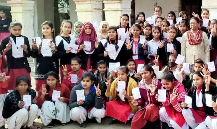 जीजीआईसी में वैक्सीन लगवाने के बाद प्रमाण पत्र दिखाती छात्राएं। संवाद