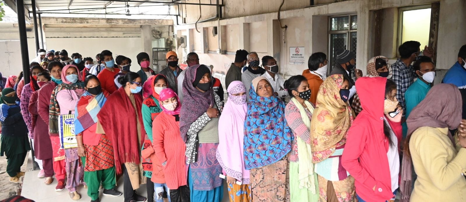 नागरिक अस्पताल में वैक्सीन लगवाने वालों की लगी भीड़। नागरिक अस्पताल में वैक्सीन लगवाने वालों की लगी भीड़।