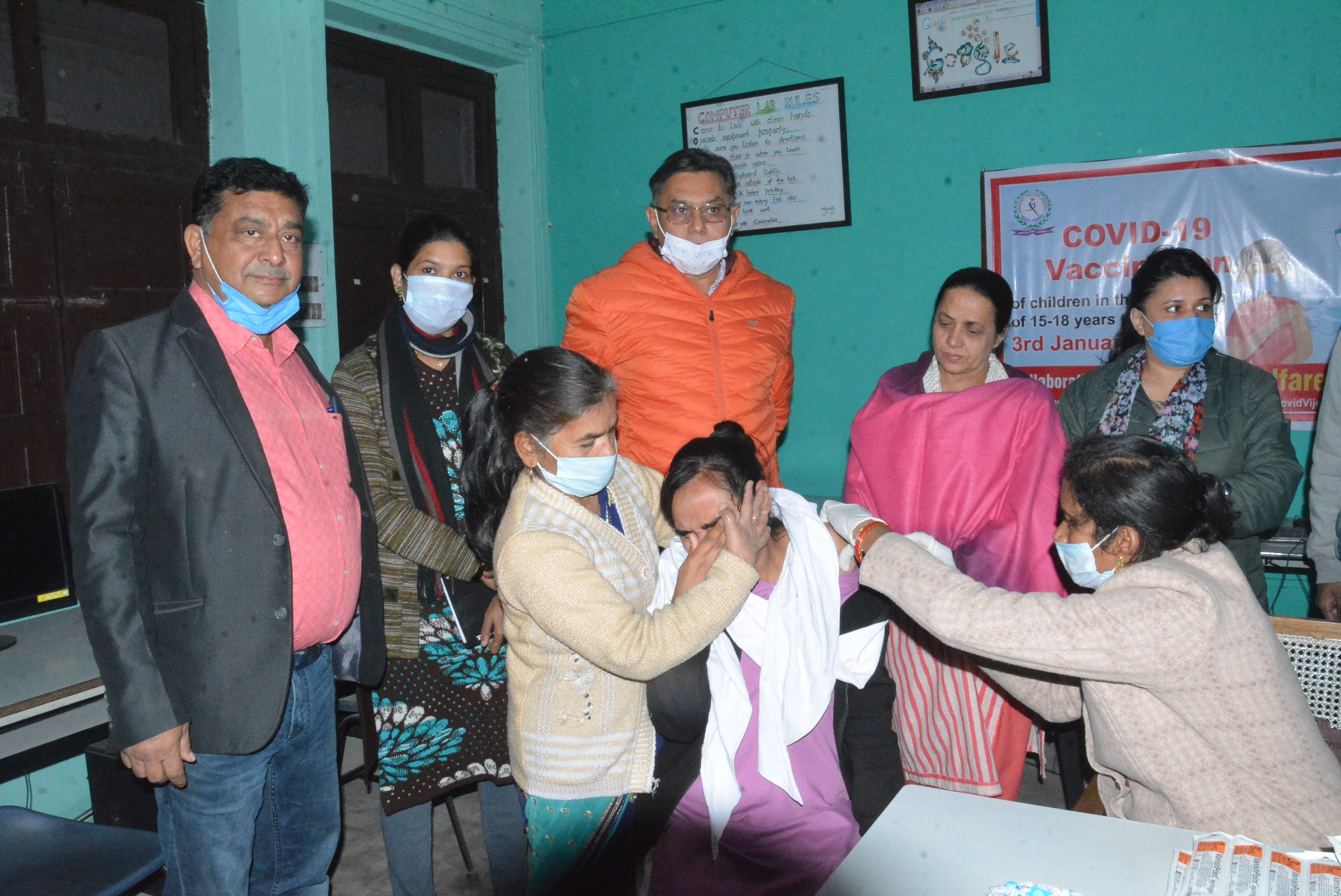 नवाब अजमत अली गर्ल्स कालेज में किशोरों को टीकाकरण करते स्वास्थकर्मी व मौँजूद सीएमओ। नवाब अजमत अली गर्ल्स कालेज में किशोरों को टीकाकरण करते स्वास्थकर्मी व मौँजूद सीएमओ।