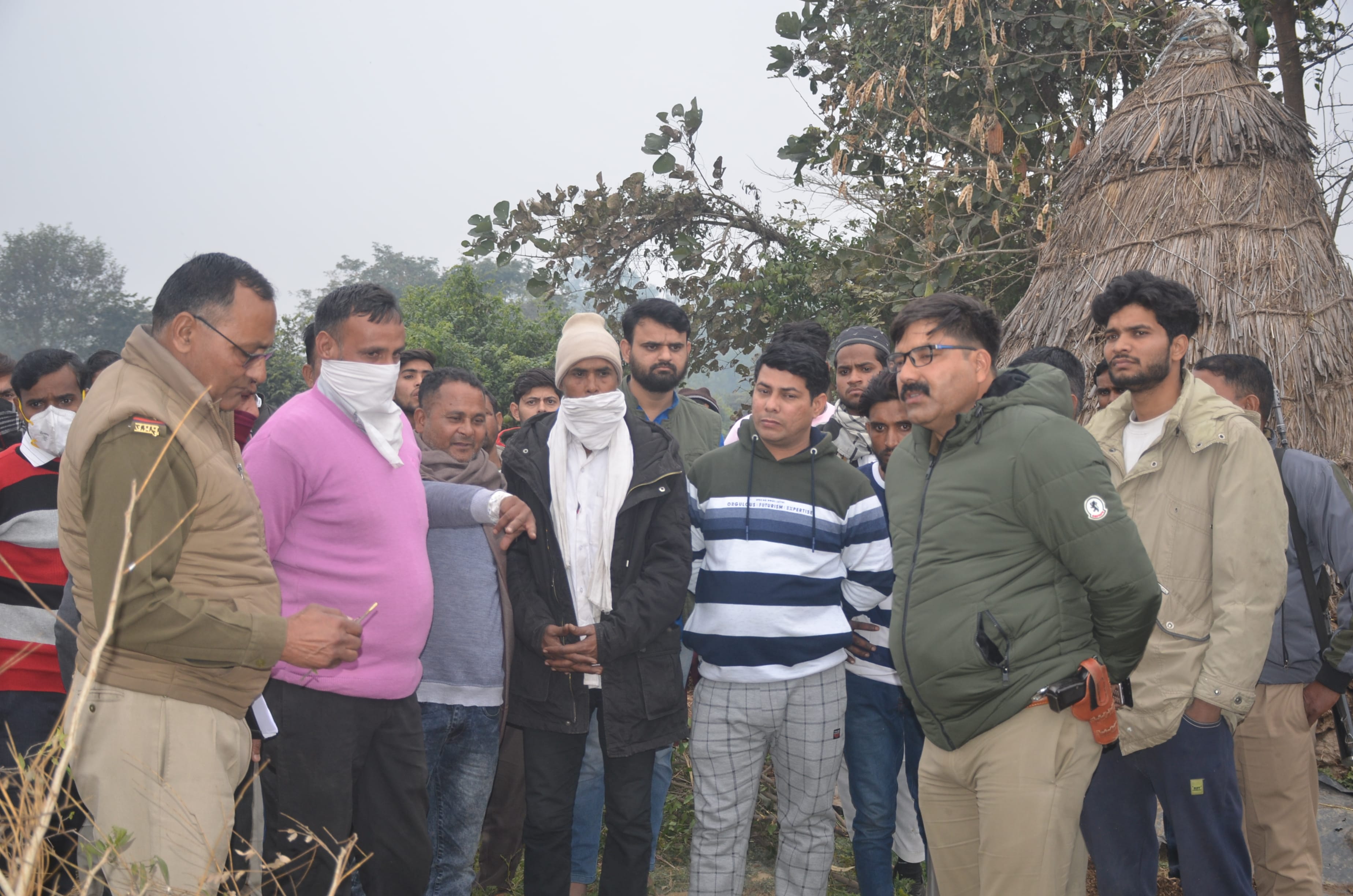 बेहड़ा सादात कब्रिस्तान में तहसीलदार जसमेन्द्र सिंह को हरे पेड़, अवैध कब्जे की जानकारी देते शिय?