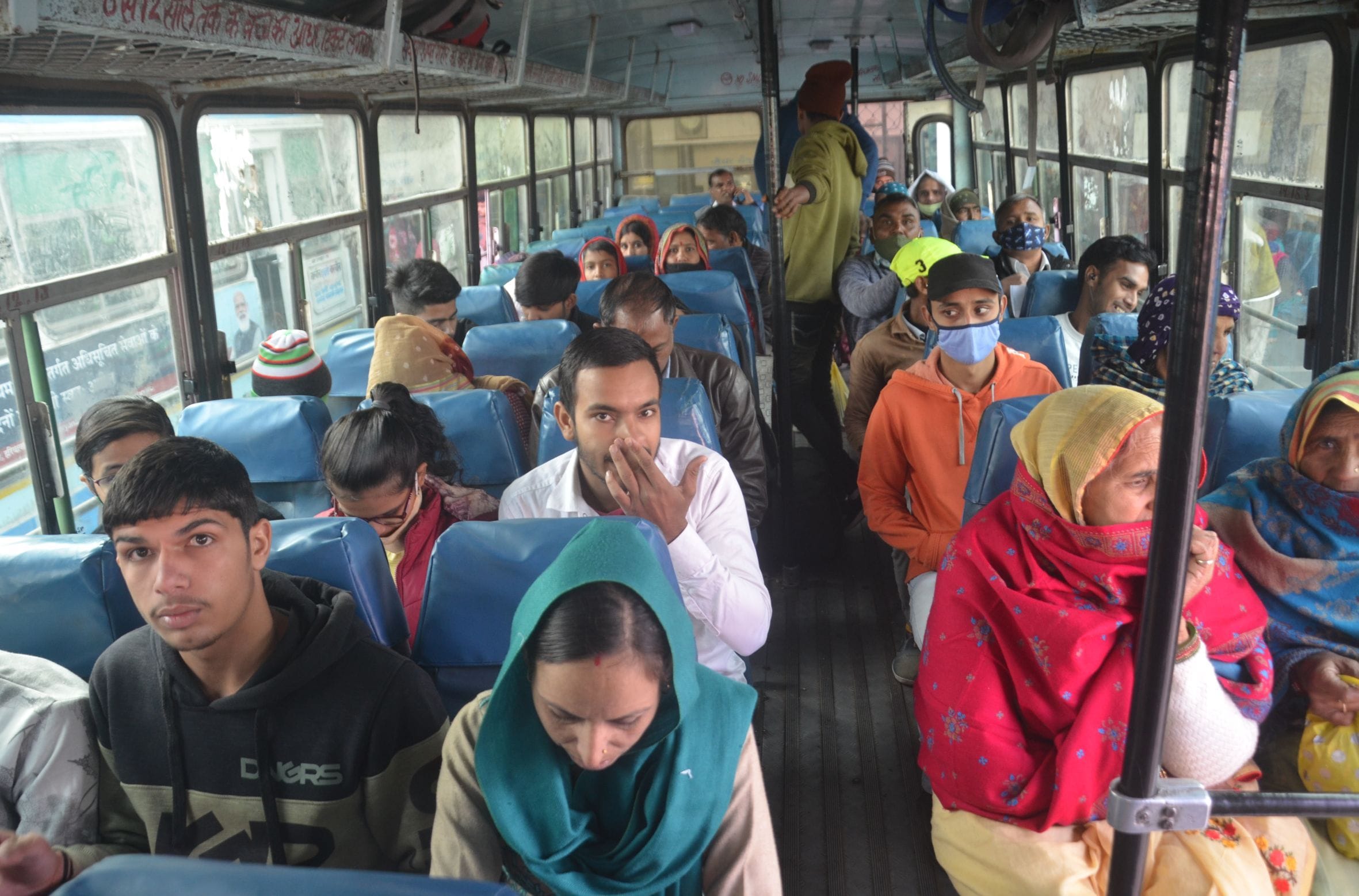 बस में सवार यात्री जिनमें से ज्यादातर बिना मास्क। बस में सवार यात्री जिनमें से ज्यादातर बिना मास्क।
