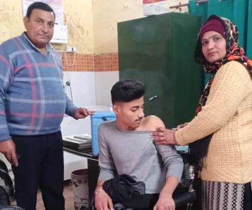 बुढ़ाना में सीएचसी पर पहला टीका लगवाते किशोर कार्तिक उपवन। बुढ़ाना में सीएचसी पर पहला टीका लगवाते किशोर कार्तिक उपवन।