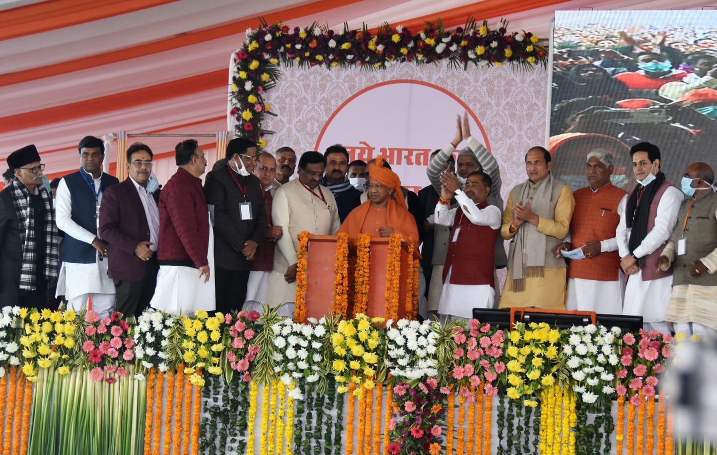 देवबंद में एटीएस कमांडो ट्रेनिंग सैंटर के शिलान्यास करते मुख्यमंत्री योगी आदित्यनाथ देवबंद में एटीएस कमांडो ट्रेनिंग सैंटर के शिलान्यास करते मुख्यमंत्री योगी आदित्यनाथ