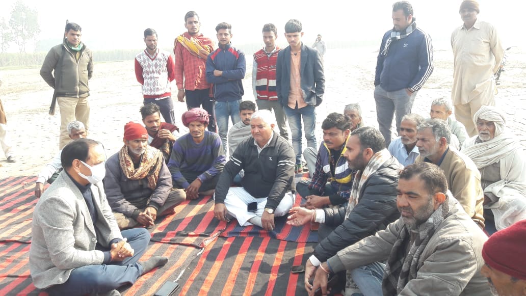 मुजफ्फरनगर : खेड़ी राजपूतान में ग्रामीणों से बात करते एसडीएम।