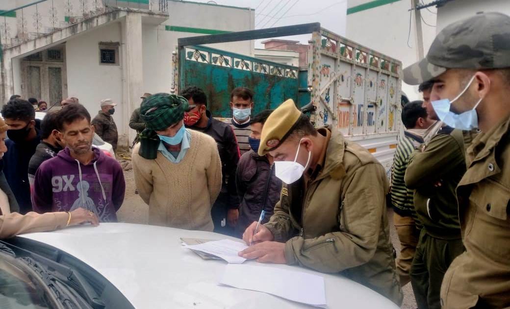 रामनगर में शवग्रह के बाहर खड़े परिजन, लोग व पुलिस कर्मी।