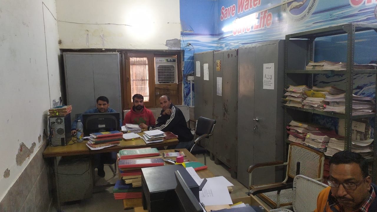 जनस्वास्थ्य विभाग के एक्सईएन कार्यालय के साथ बनी ब्रांच में बिना मास्क कर्मचारी। जनस्वास्थ्य विभाग के एक्सईएन कार्यालय के साथ बनी ब्रांच में बिना मास्क कर्मचारी।