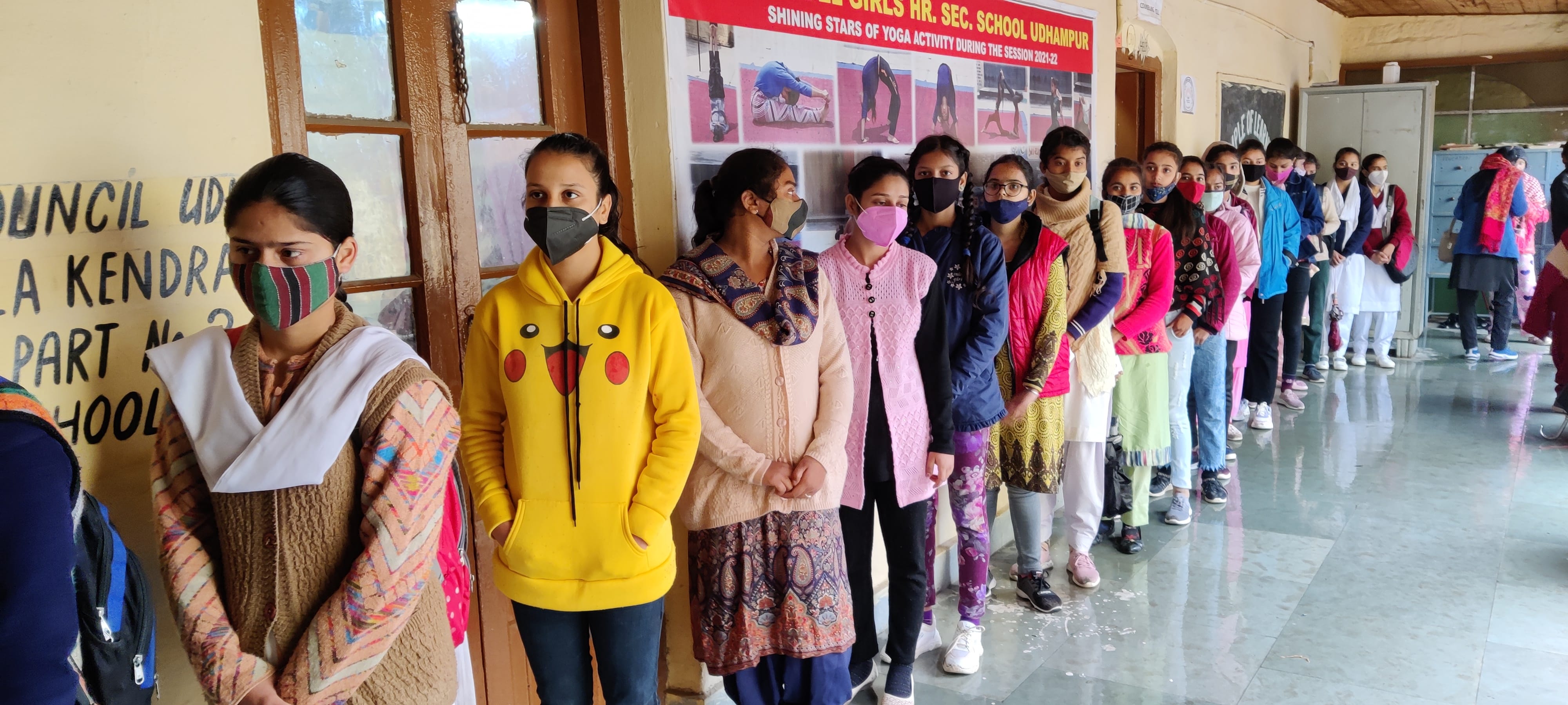 टीकाकरण करवाते छात्र  व छात्राए,लाईन में खड़ी छात्राए