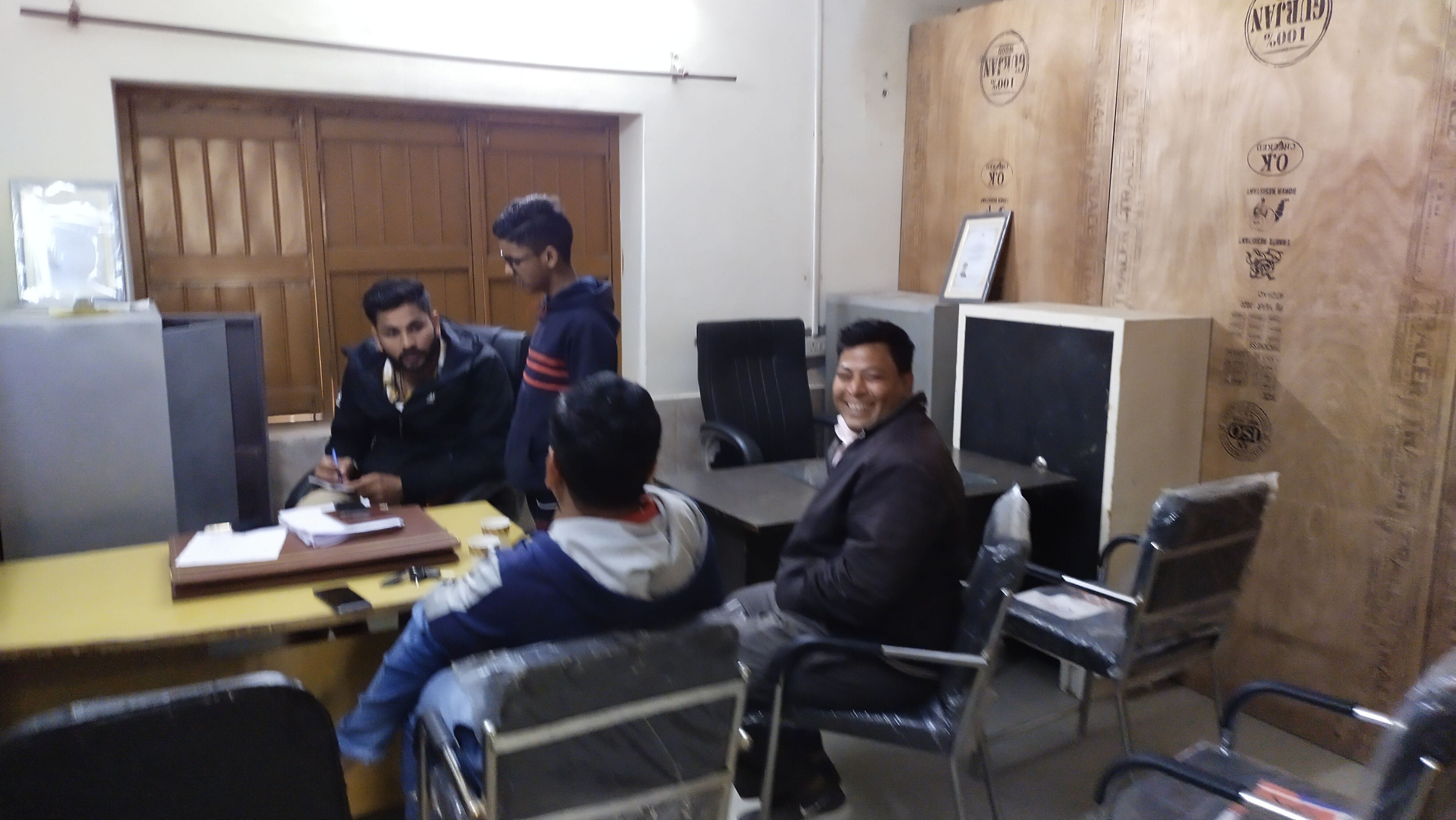 जनस्वास्थ्य विभाग की जेई ब्रांच में बिना मास्क अधिकारी और कर्मचारी। जनस्वास्थ्य विभाग की जेई ब्रांच में बिना मास्क अधिकारी और कर्मचारी।