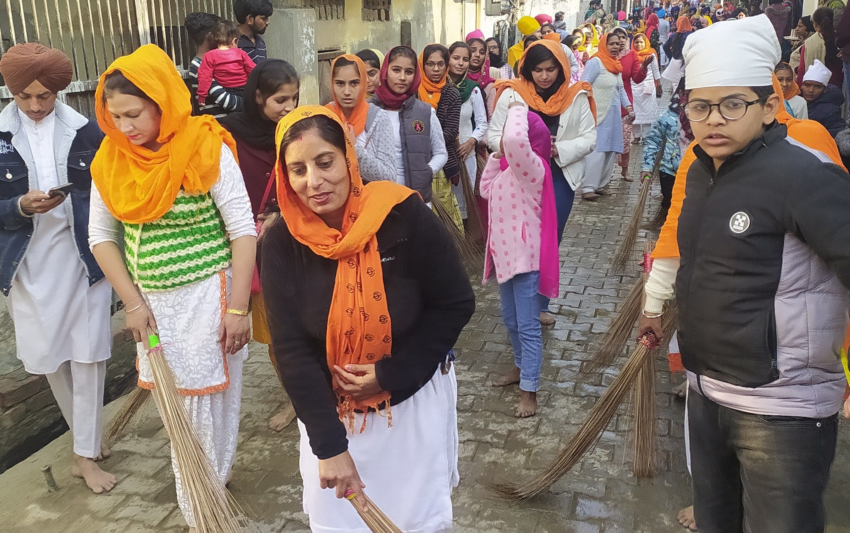 पानीपत। नगर कीर्तन में गुरू की पालकी के आगे-आगे सफाई की सेवा करती संगत। पानीपत। नगर कीर्तन में गुरू की पालकी के आगे-आगे सफाई की सेवा करती संगत।