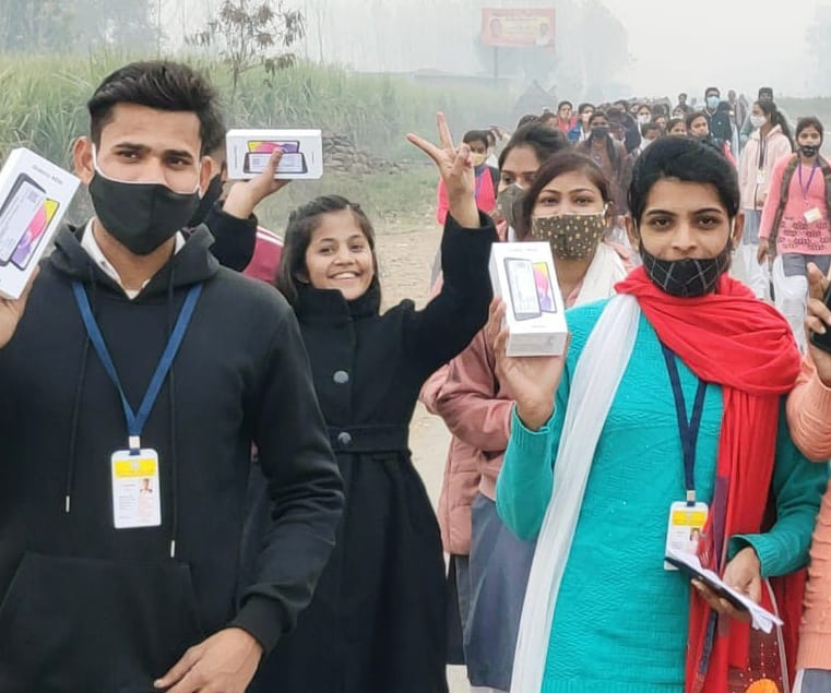 स्मार्टफोन पाकर कार्यक्रम स्थल से बाहर झूमते विद्यार्थी स्मार्टफोन पाकर कार्यक्रम स्थल से बाहर झूमते विद्यार्थी