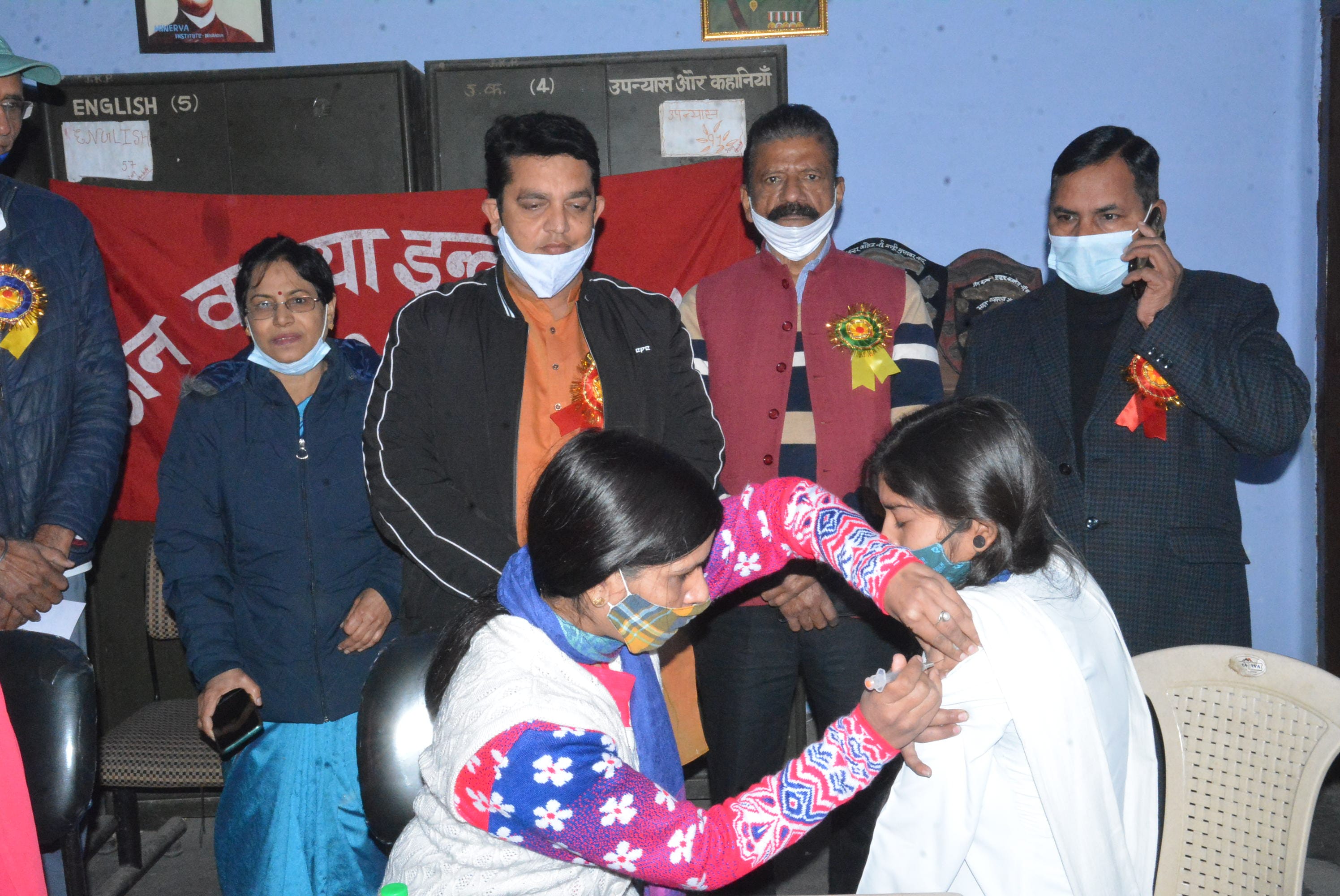 ैन कन्या पाठशाला इंटर कालेज पटेलनगर में आयोजित वैक्सीनेशन शिविर का शुभारंभ करते डीआईओएस। ैन कन्या पाठशाला इंटर कालेज पटेलनगर में आयोजित वैक्सीनेशन शिविर का शुभारंभ करते डीआईओएस।