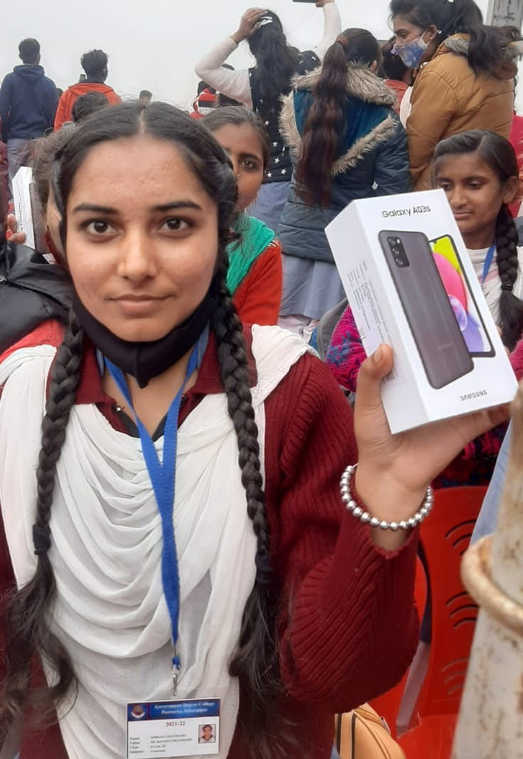 स्मार्टफोन पाने वाली छात्रा स्मार्टफोन पाने वाली छात्रा