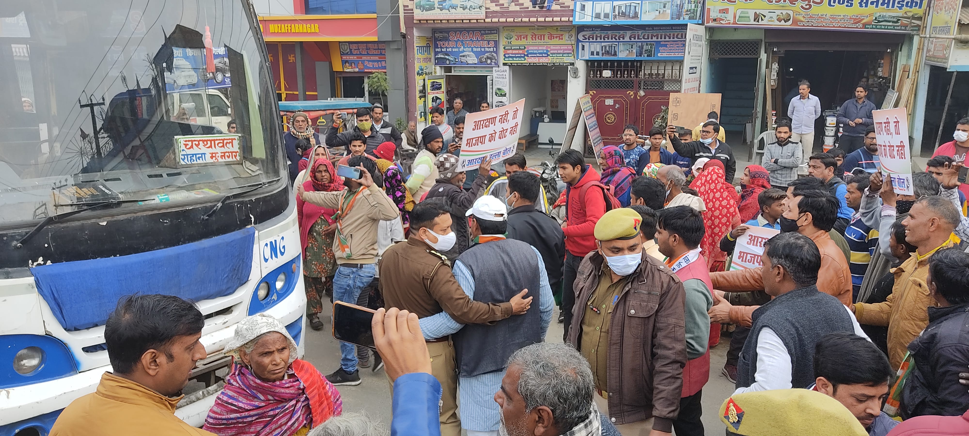 रुडकी रोड पर प्रदर्शन करते फिशरमैन कांग्रेस कार्यकर्ताओं को हिरासत मे लेकर बस  में लेकर जाती पुल?
