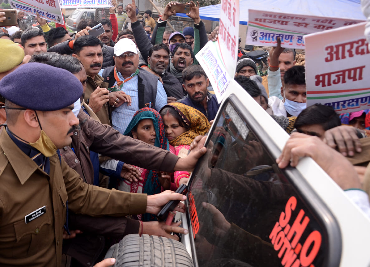 रुडकी रोड पर प्रदर्शन करते फिशरमैन कांग्रेस कार्यकर्ताओं को हिरासत मे लेती पुलिस।