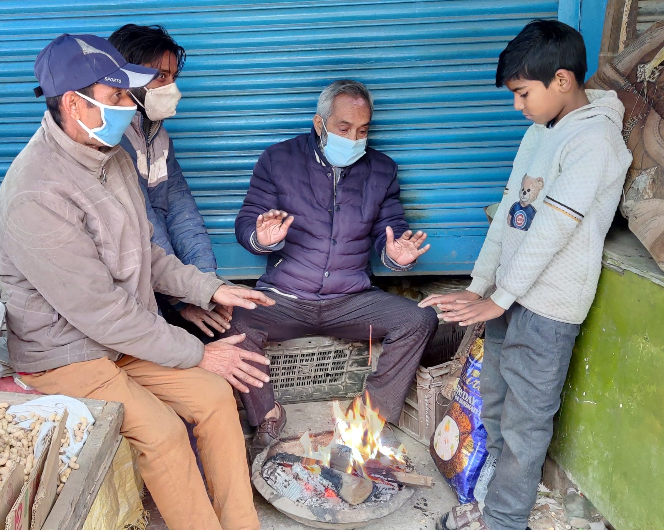 ऊधमपुर शहर में ठंड से बचने के लिए आग का सहारा लेते लोग.