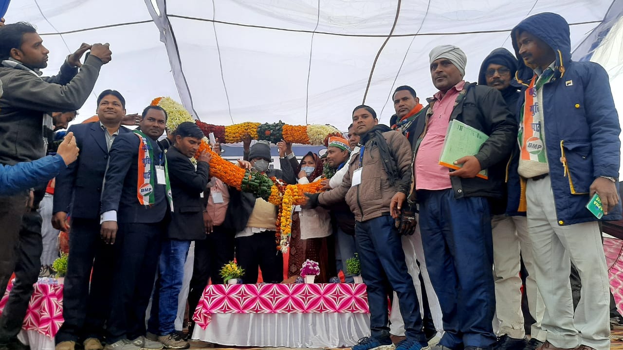 वामन मेश्राम का स्वागत करते पार्टी पदाधिकारी वामन मेश्राम का स्वागत करते पार्टी पदाधिकारी