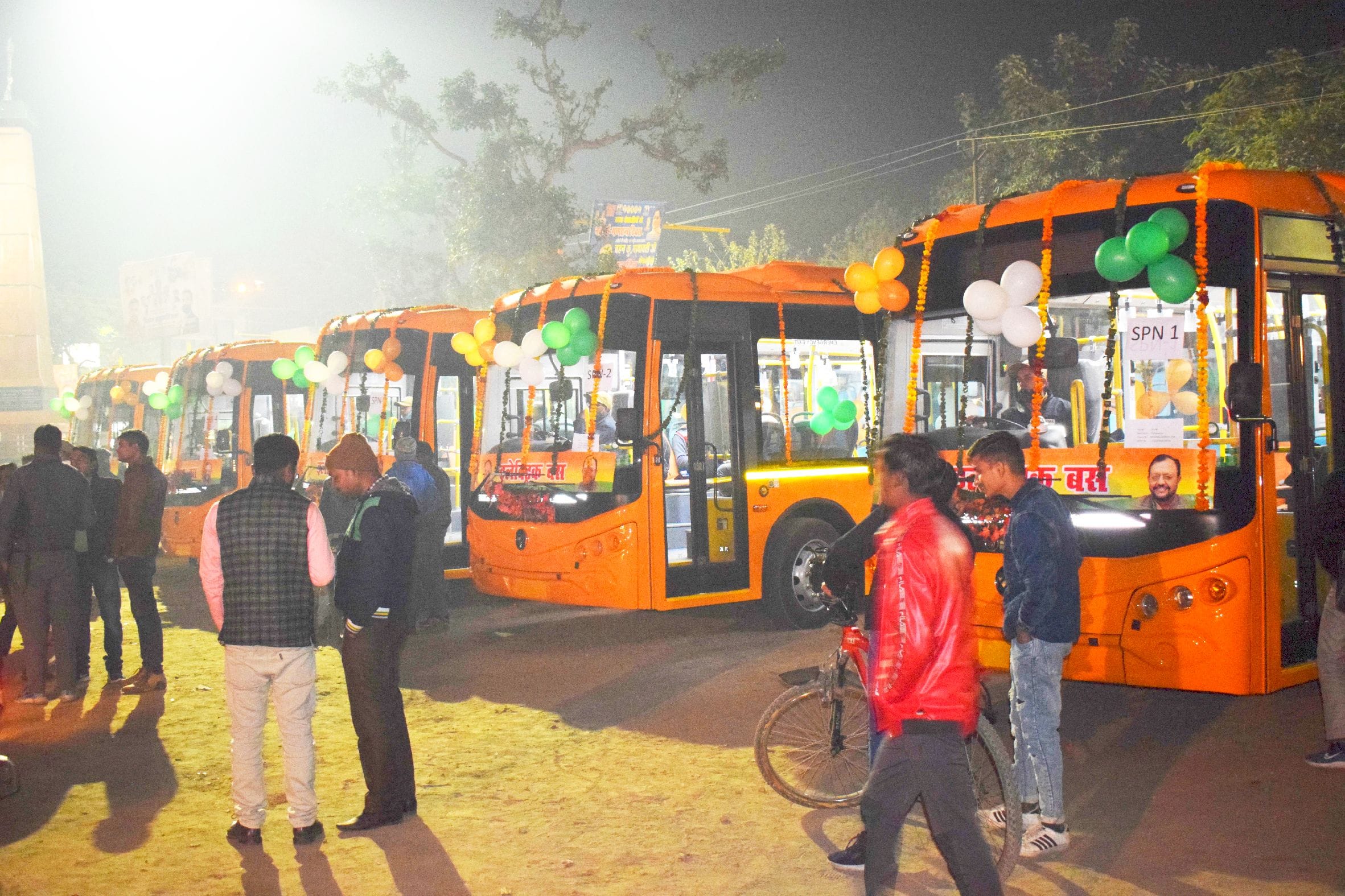 शाहजहांपुर के जीआईसी मैदान में खड़ी  इलेक्टिक बसे । संवाद