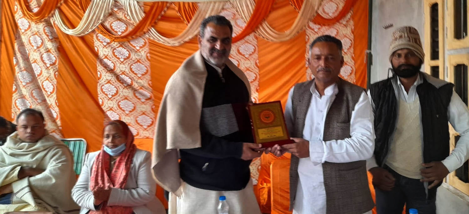 अलीपुरा में सड़क के शिलान्यास कार्यक्रम में विचार रखते केंद्रीय राज्य मंत्री डा. संजीव बालियान अलीपुरा में सड़क के शिलान्यास कार्यक्रम में विचार रखते केंद्रीय राज्य मंत्री डा. संजीव बालियान
