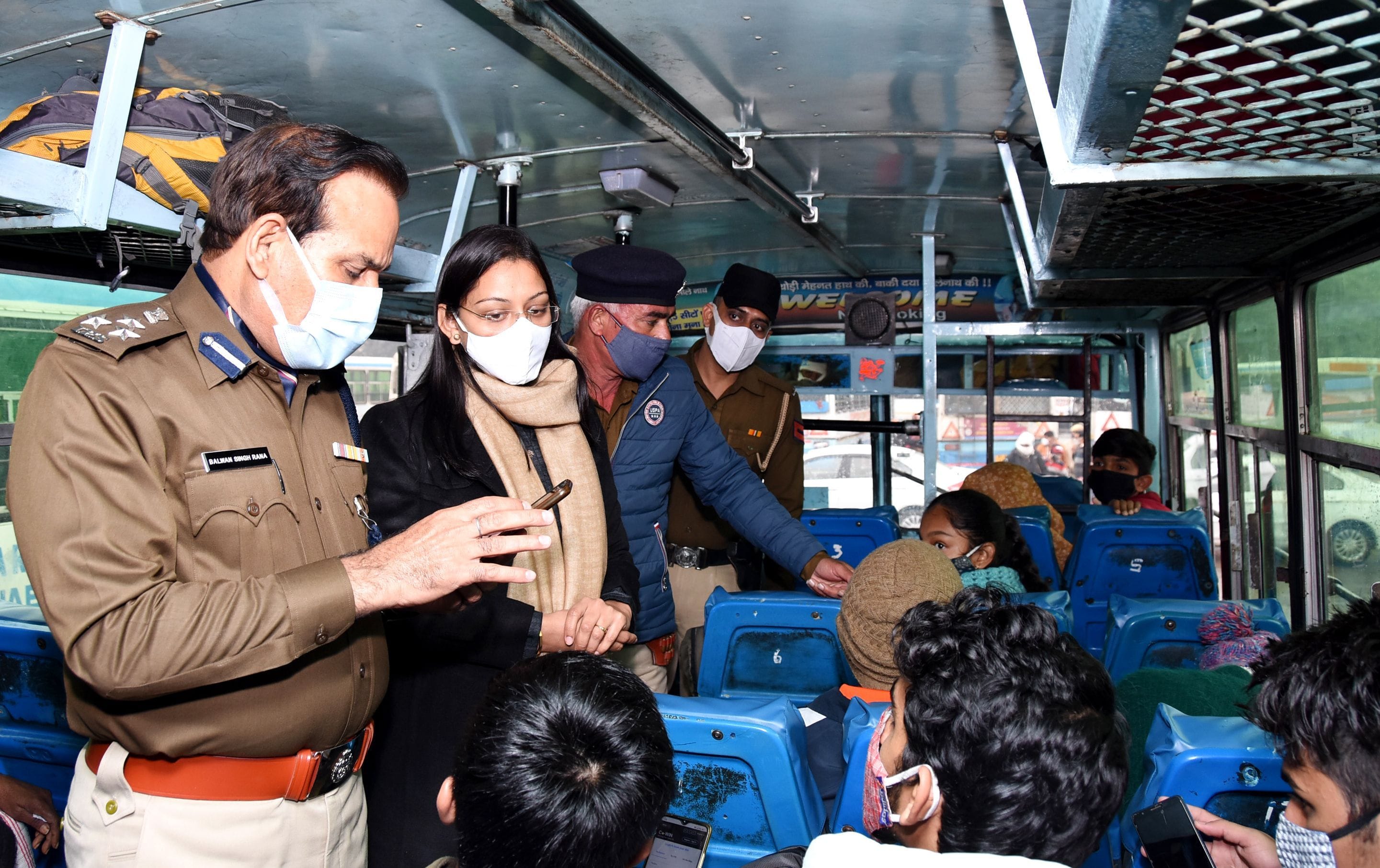 रोडवेज की बस में यात्रियों के सर्टिफिकेट जांचते डीसी डॉ. प्रियंका सोनी ,डीआईजी बलवान राणा
