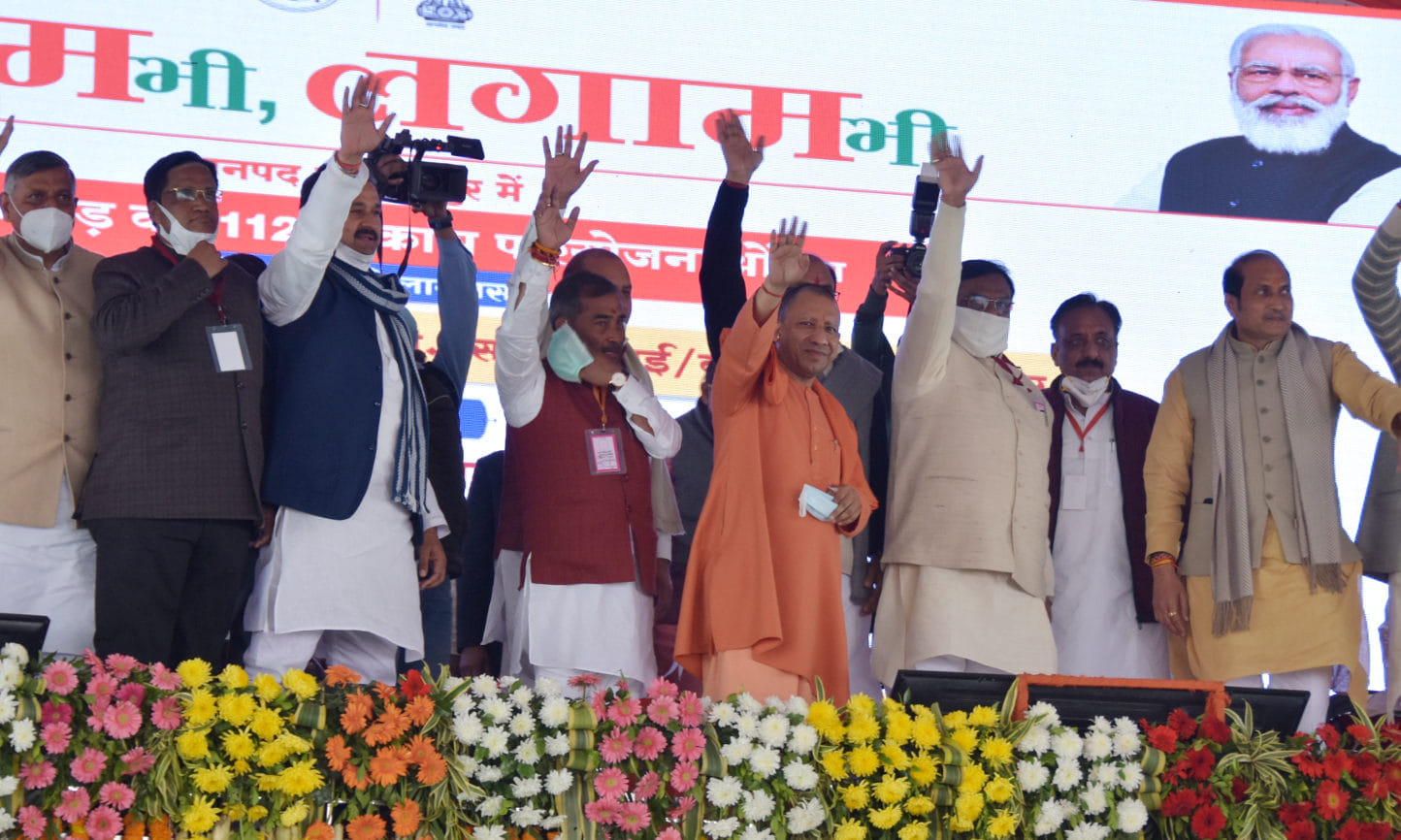 देवबंद में एटीएस कमांडो ट्रेनिंग सैंटर के शिलान्यास कार्यक्रम में भाजपा कार्यकर्ताओ का अभिवाद?