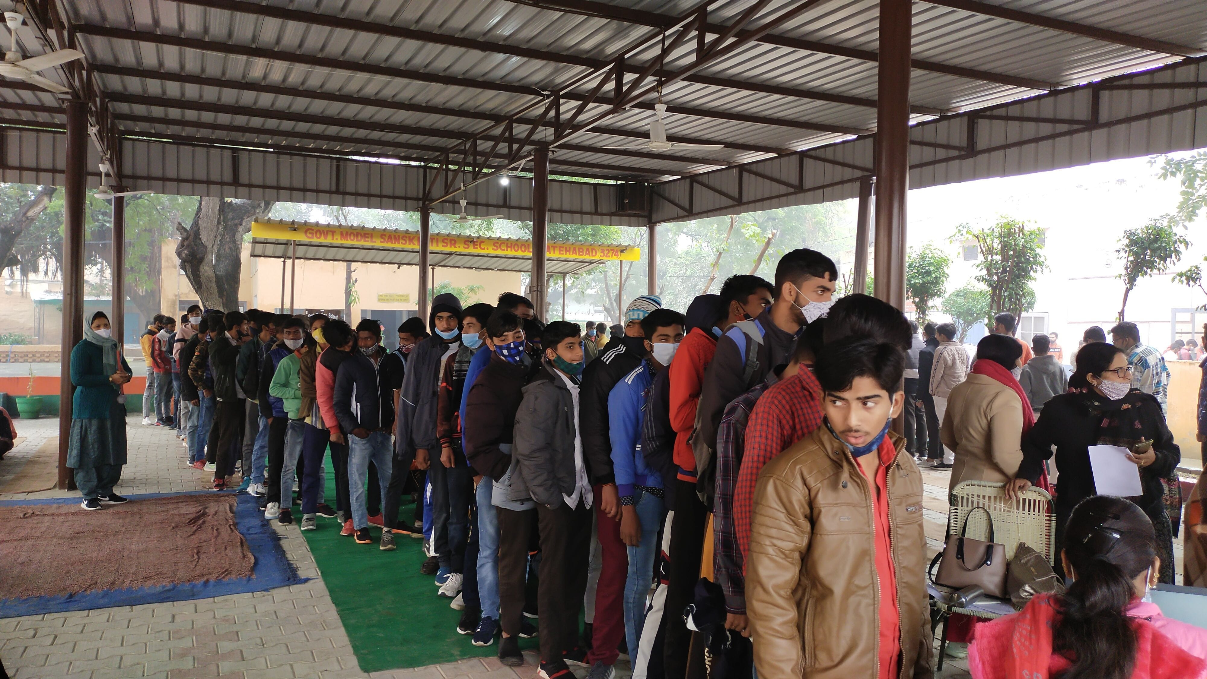 फतेहाबाद के मॉडल संस्कृति स्कूल में कोरोना वैक्सीन लगवाने के लिए लगी लाइन।
