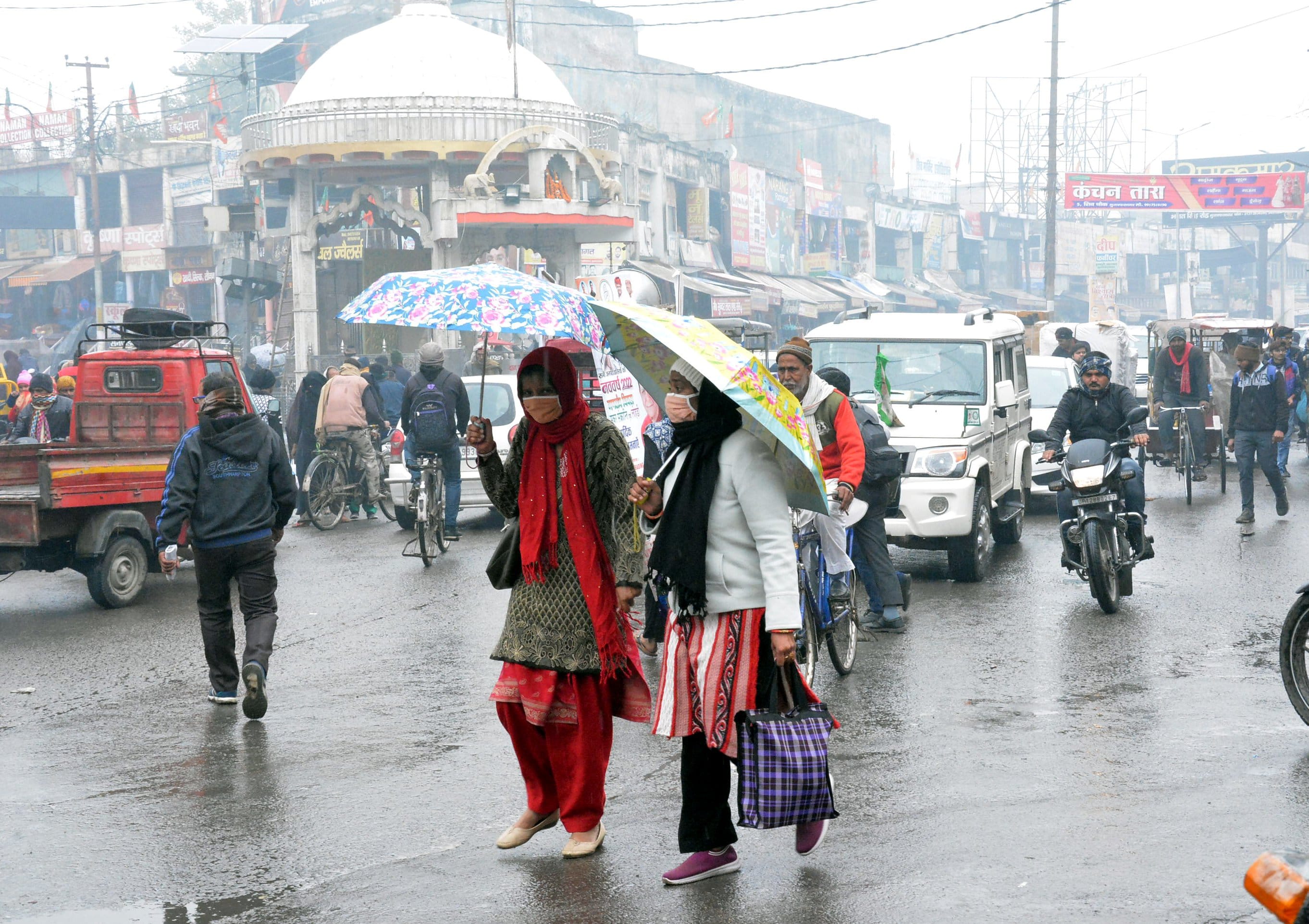 मुजफ्फरनगर में रिमझिम बारिश में छाता लेकर जाते राहगीर। मुजफ्फरनगर में रिमझिम बारिश में छाता लेकर जाते राहगीर।