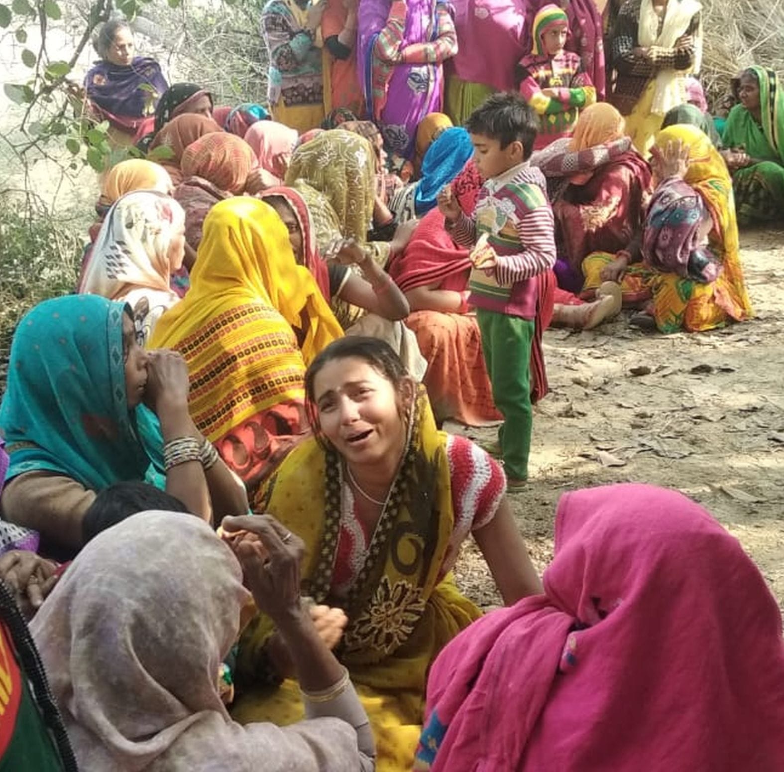 गांव खंदिया में रोते बिलखते पंकज के परिजन। संवाद