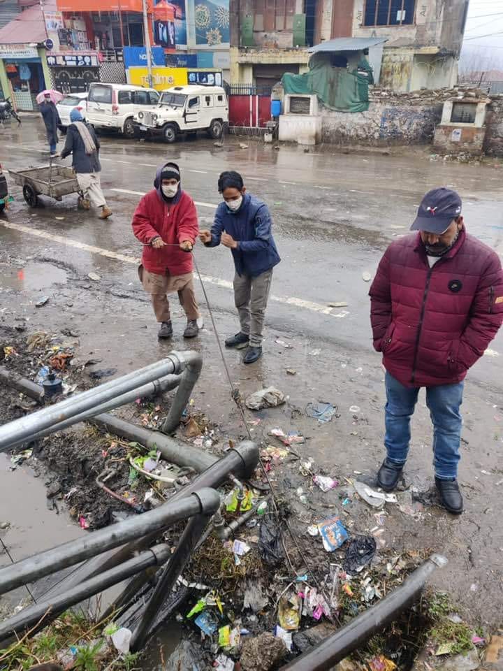 फोटो...सफाई कर्मी हड़ताल छोड़ जामामस्जिद के पास बंद पड़ी नाली को साफ किया लोगों ने आभार प्रकट किया? फोटो...सफाई कर्मी हड़ताल छोड़ जामामस्जिद के पास बंद पड़ी नाली को साफ किया लोगों ने आभार प्रकट किया?