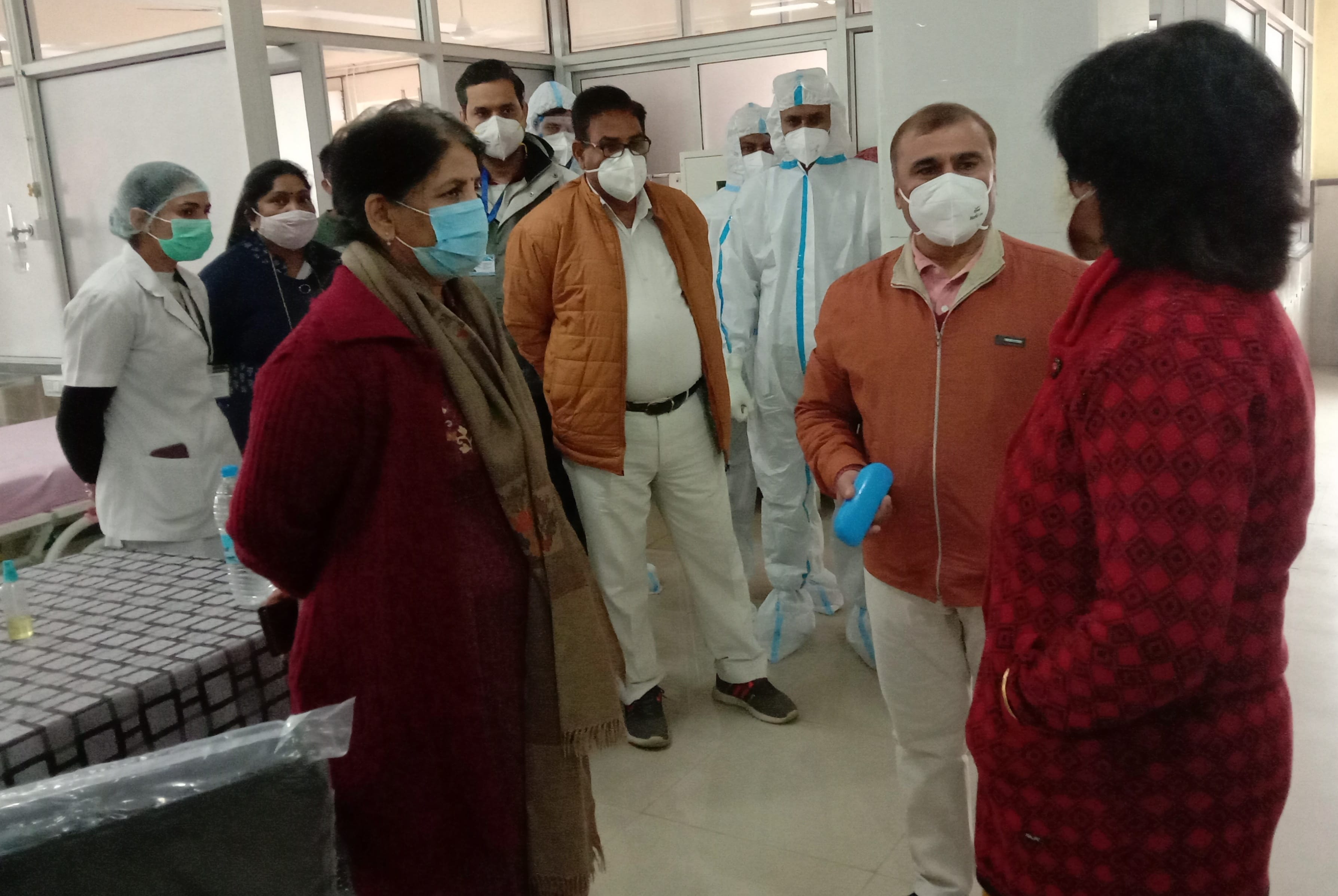 रिहर्सल के बारे में डॉ. प्रवीन कुमार से जानकारी लेती एडी हेल्थ डॉ. अनीता जोशी। रिहर्सल के बारे में डॉ. प्रवीन कुमार से जानकारी लेती एडी हेल्थ डॉ. अनीता जोशी।