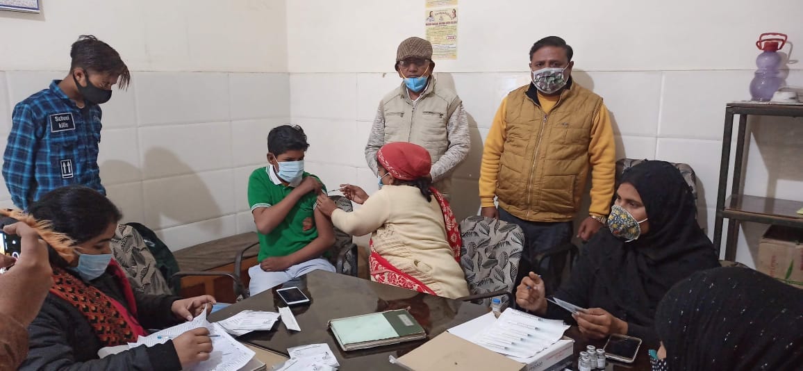 खतौली में स्थित शिशु शिक्षा निकेतन इण्टर कालेज में कोरोना वैक्सीन लगाते हुए।