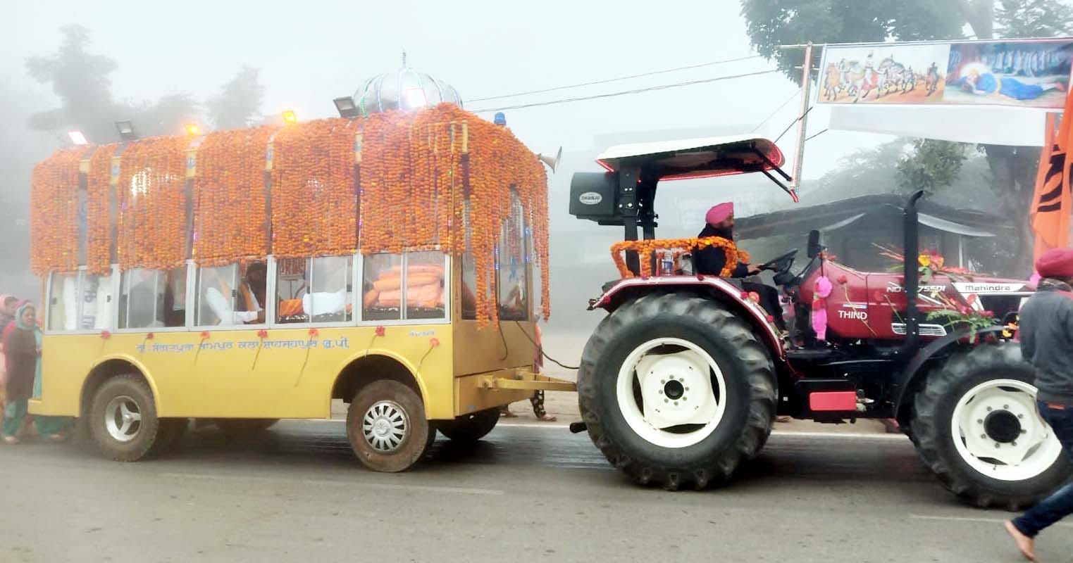 गांव रामपुर कलां में निकाली गई कीर्तन यात्रा में सजा गुरू जी का दीवान
