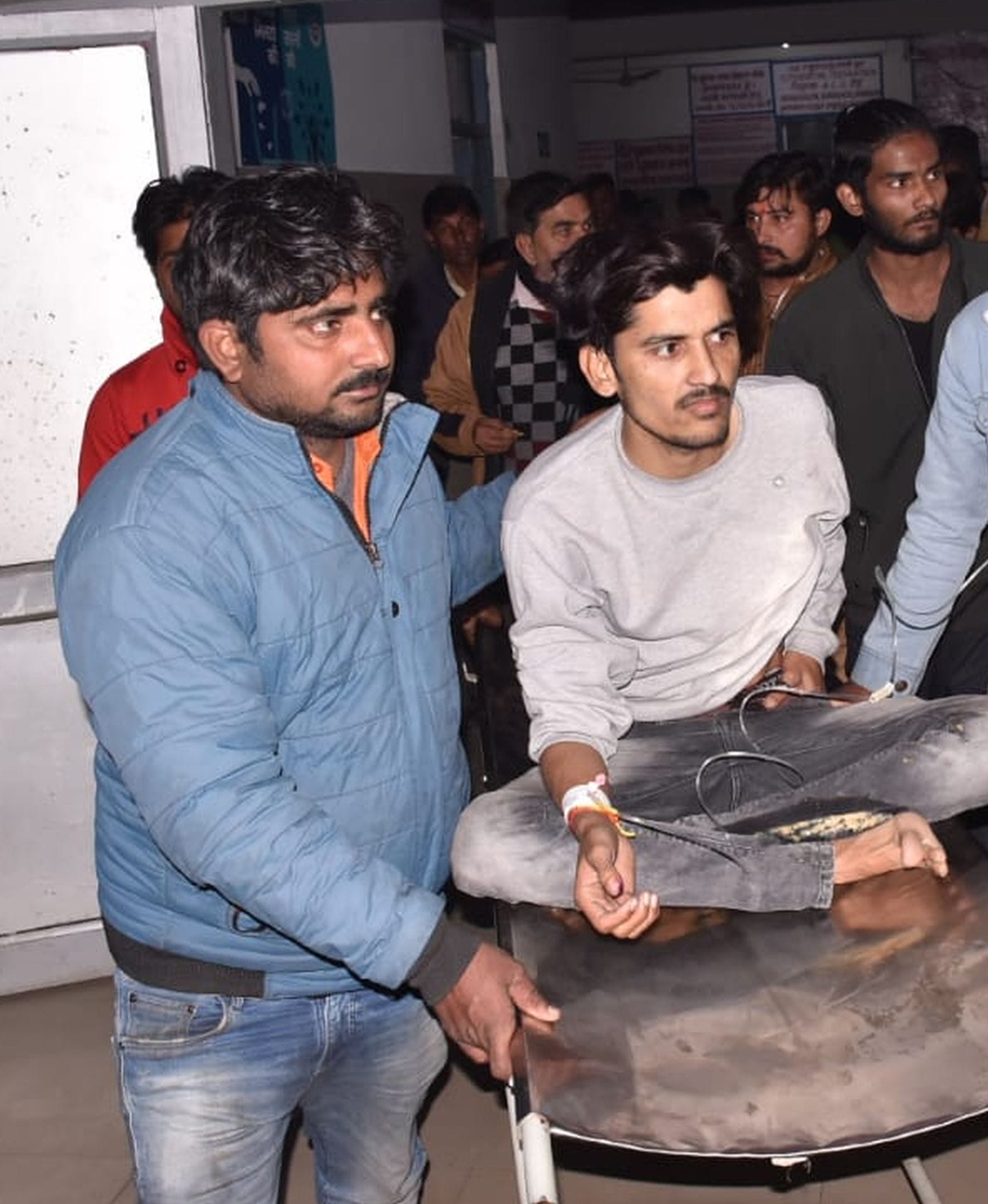 गोली लगने से घायल अमन को अस्पताल की ओटी में लेकर जाते परिजन। संवाद गोली लगने से घायल अमन को अस्पताल की ओटी में लेकर जाते परिजन। संवाद