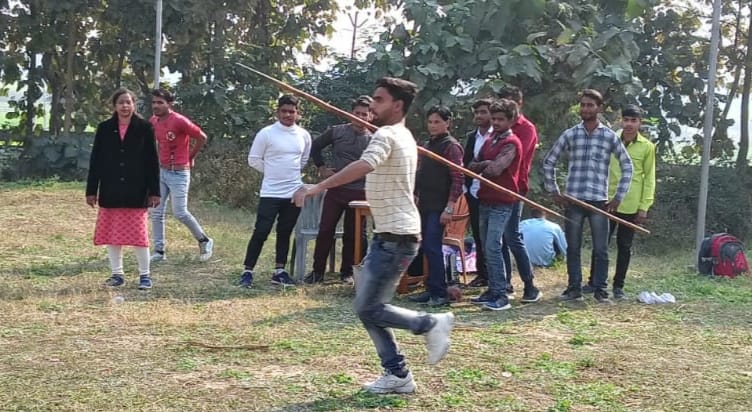तिलहर के राजकीय महाविद्यालय भाला फेंक प्रतियोगिता में भाग लेता छात्र तिलहर के राजकीय महाविद्यालय भाला फेंक प्रतियोगिता में भाग लेता छात्र