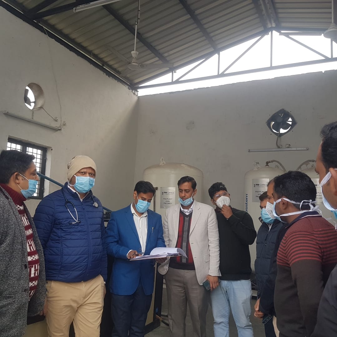 राजकीय मेडिकल कॉलेज में मॉक ड्रिल के दौरान ऑक्सीजन का दबाव देखते चिकित्सक राजकीय मेडिकल कॉलेज में मॉक ड्रिल के दौरान ऑक्सीजन का दबाव देखते चिकित्सक