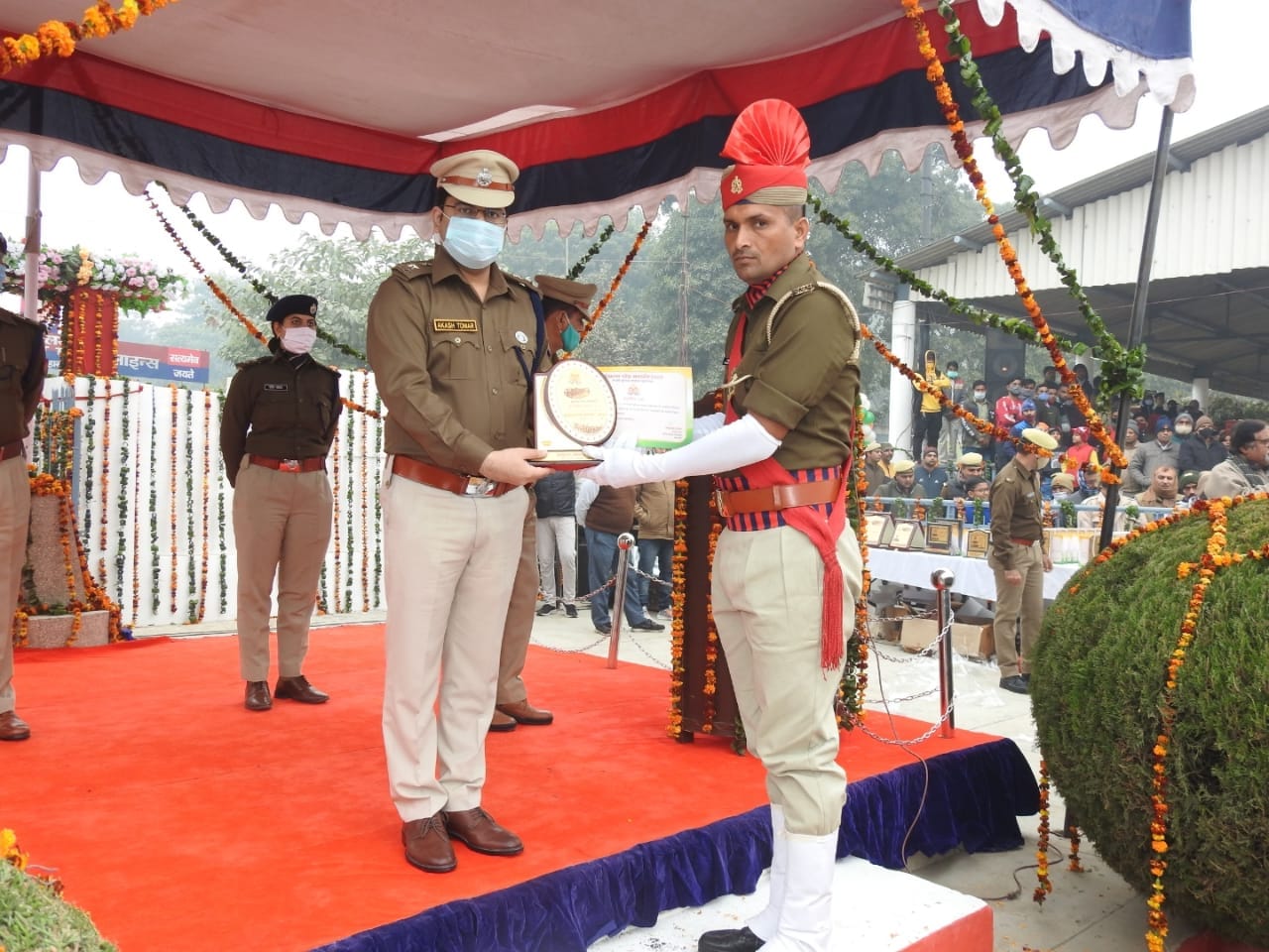 पुलिस लाइन में आरक्षी को प्रमाण पत्र देते एसएसपी आकाश तोमर पुलिस लाइन में आरक्षी को प्रमाण पत्र देते एसएसपी आकाश तोमर