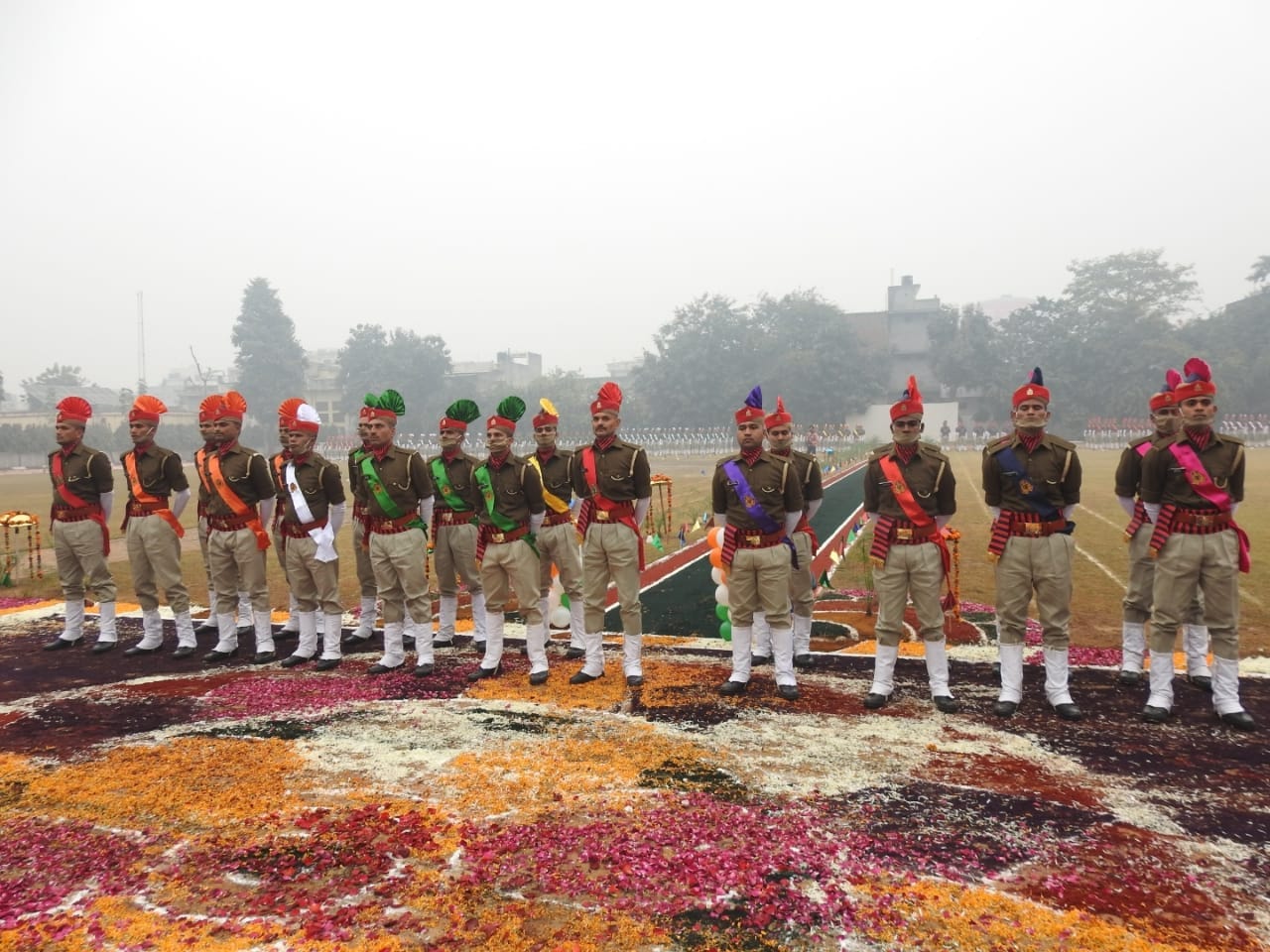 पुलिस लाइन में दीक्षांत समारोह के दौरान खड़े आरक्षी पुलिस लाइन में दीक्षांत समारोह के दौरान खड़े आरक्षी
