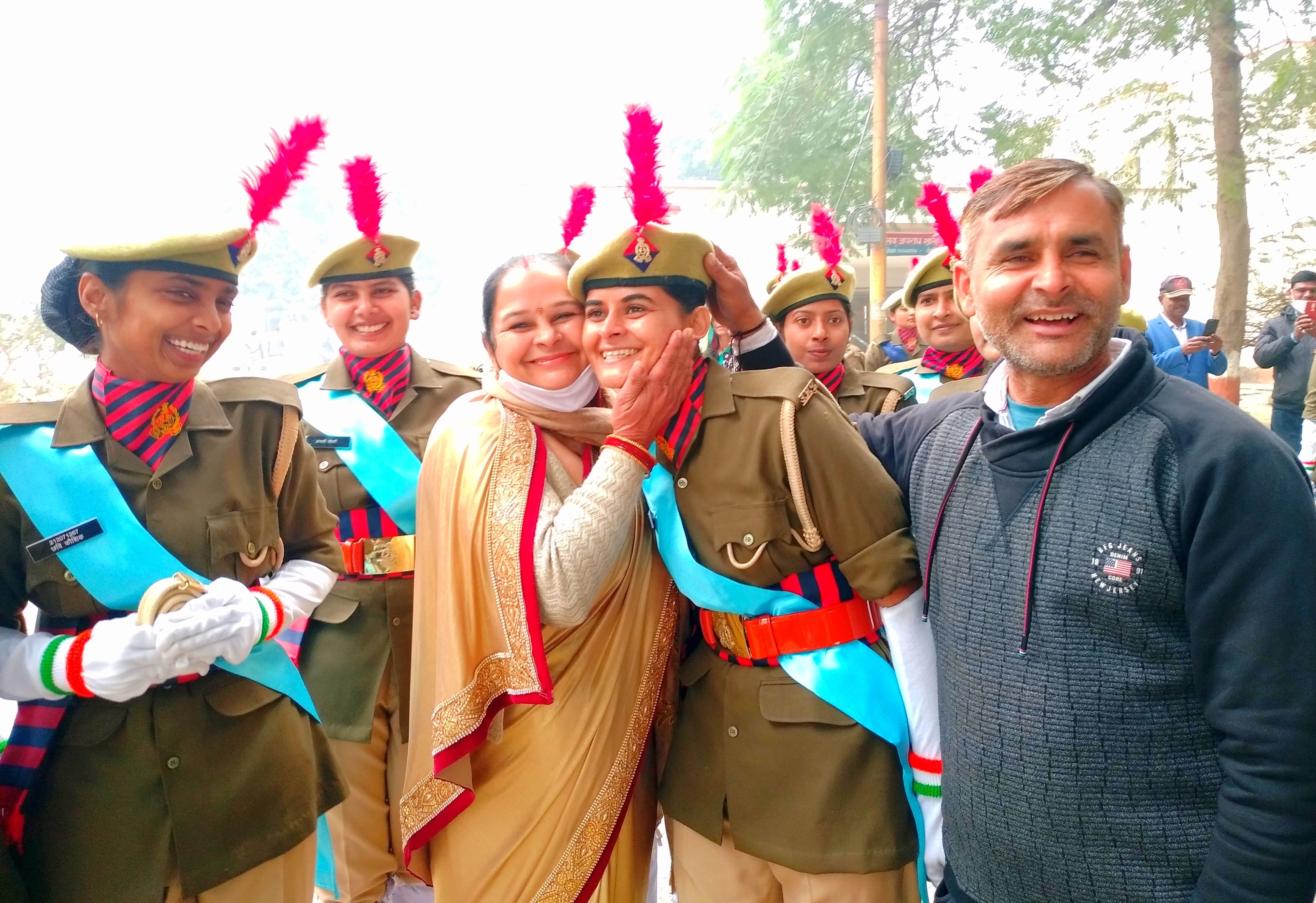 शाहजहांपुर पुलसि लाइन में पासिंग आउट परेड के बाद एक महिला आरक्षी को प्यार करते उसके माता-पिता