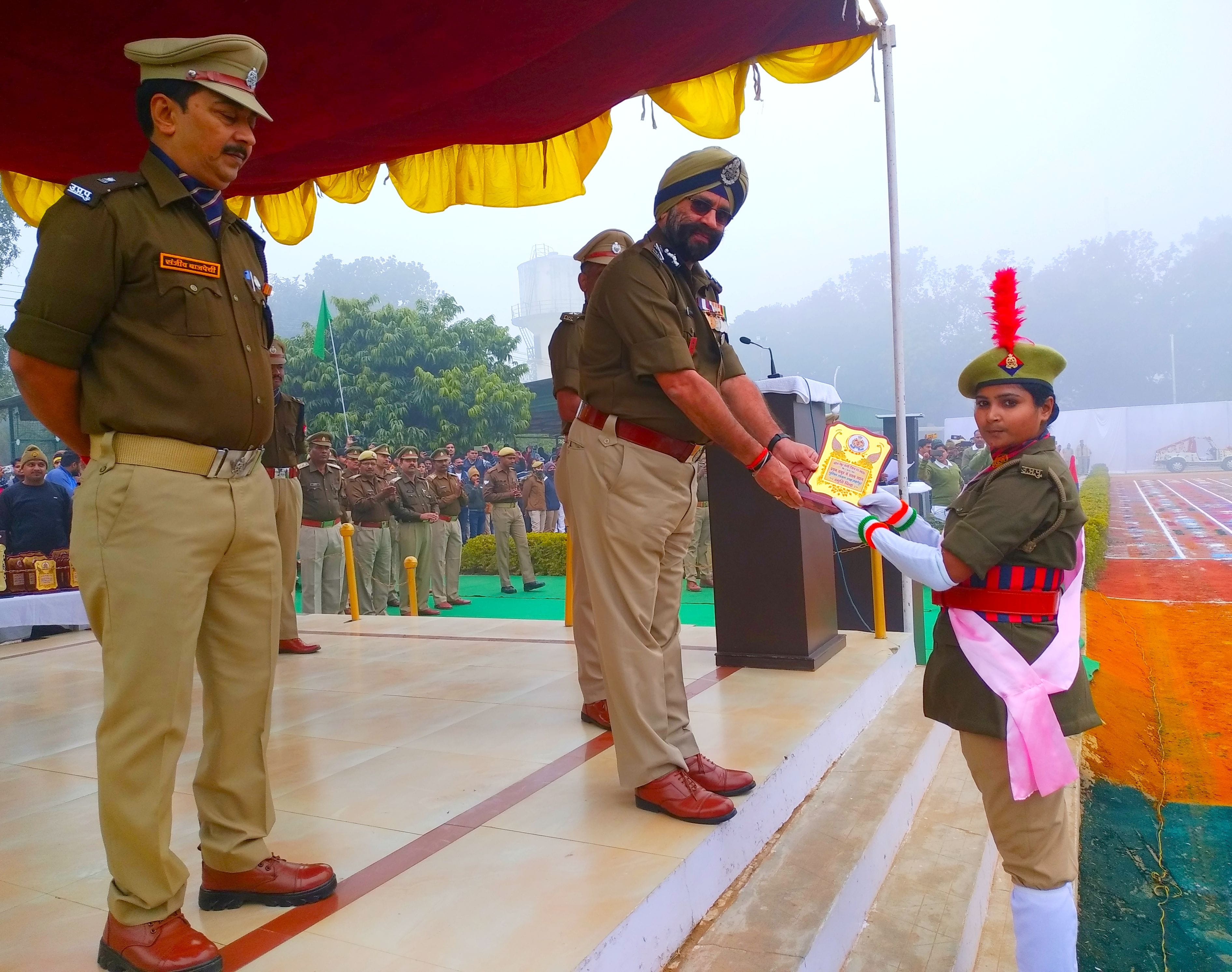 शाहजहांपुर पुलिस लाइन में महिला आरक्षी को सम्मानित करते पुलिस महानिदेशक प्रशिक्षण राजेंद्र पा?