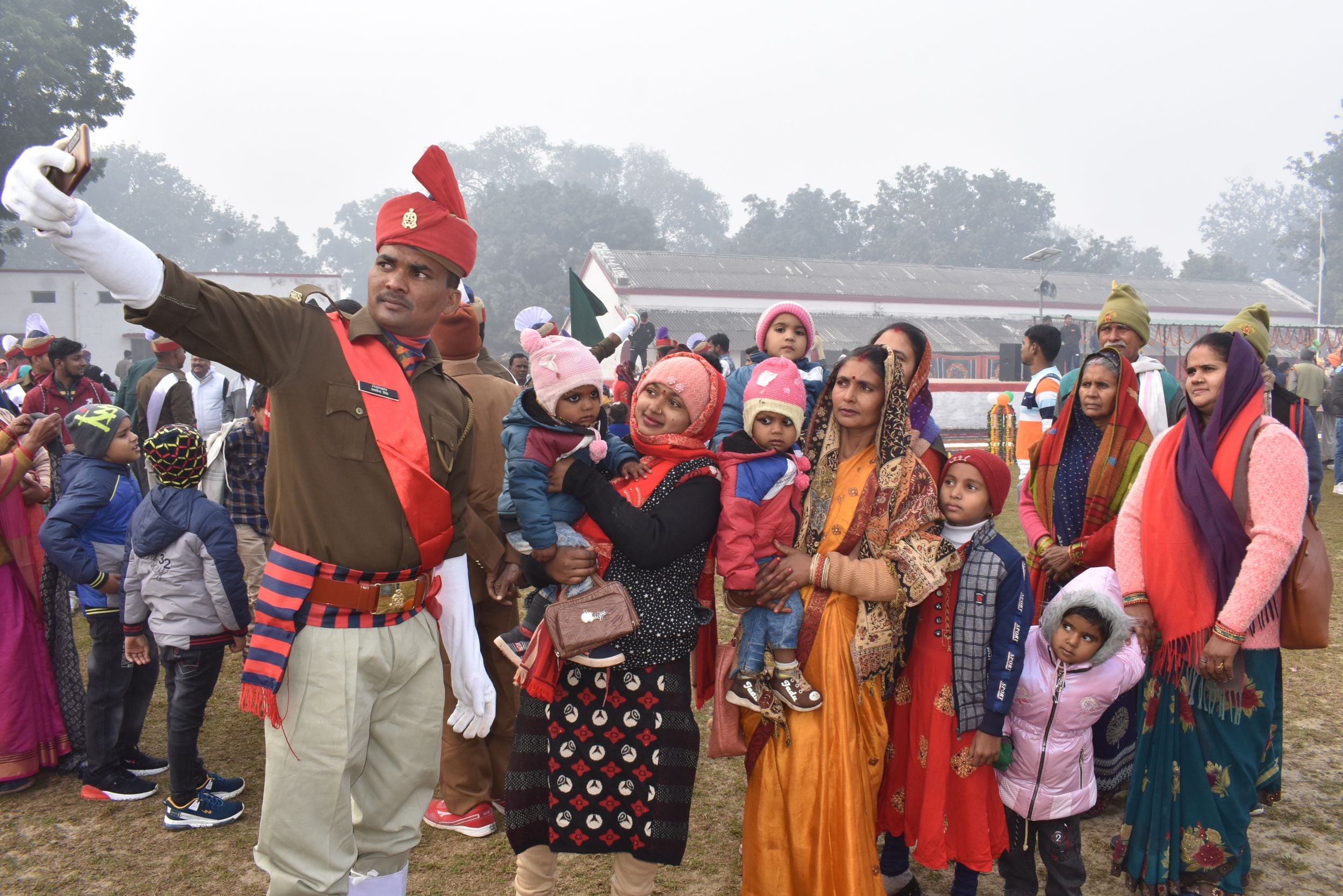 पुलिस लाइन में परिवार के साथ सेल्फी लेता रिक्रूट। संवाद पुलिस लाइन में परिवार के साथ सेल्फी लेता रिक्रूट। संवाद