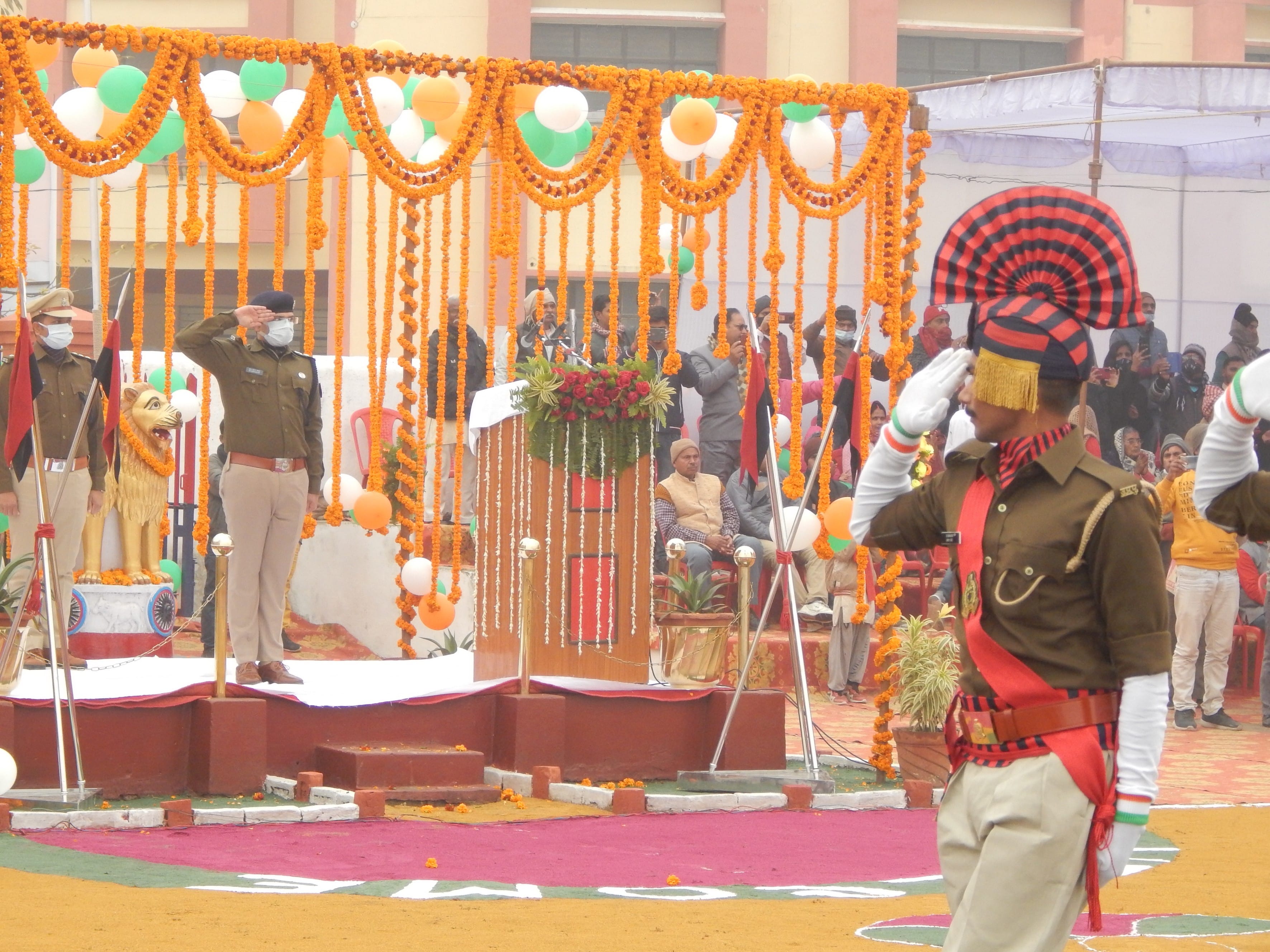 पुलिस परेड ग्राउंड में एसपी राजकरन नय्यर को सलामी देता जवान। पुलिस परेड ग्राउंड में एसपी राजकरन नय्यर को सलामी देता जवान।