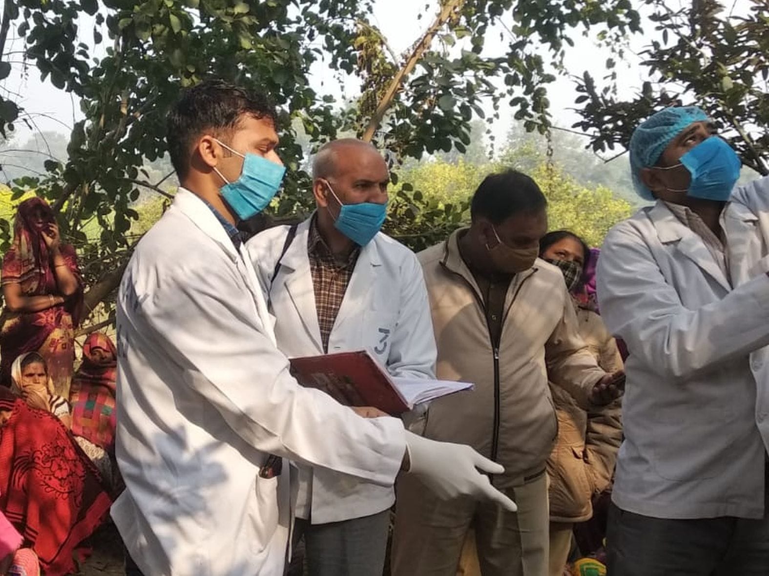 गांव खंदिया में घटनास्थल पर जांच करती फोरेंसिक टीम। संवाद