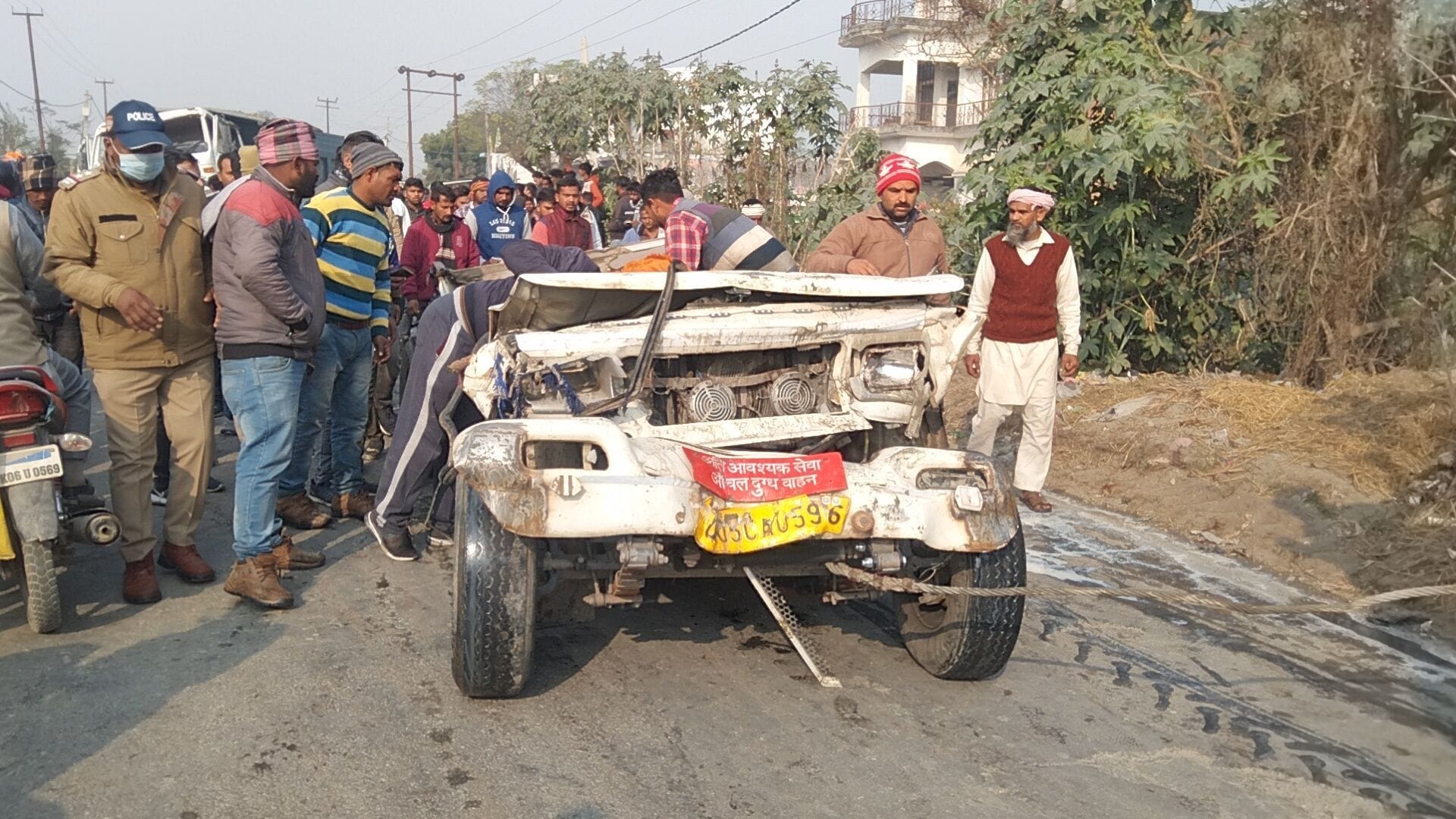 घटनास्थल पर क्षतिग्रस्त वाहन। संवाद घटनास्थल पर क्षतिग्रस्त वाहन। संवाद